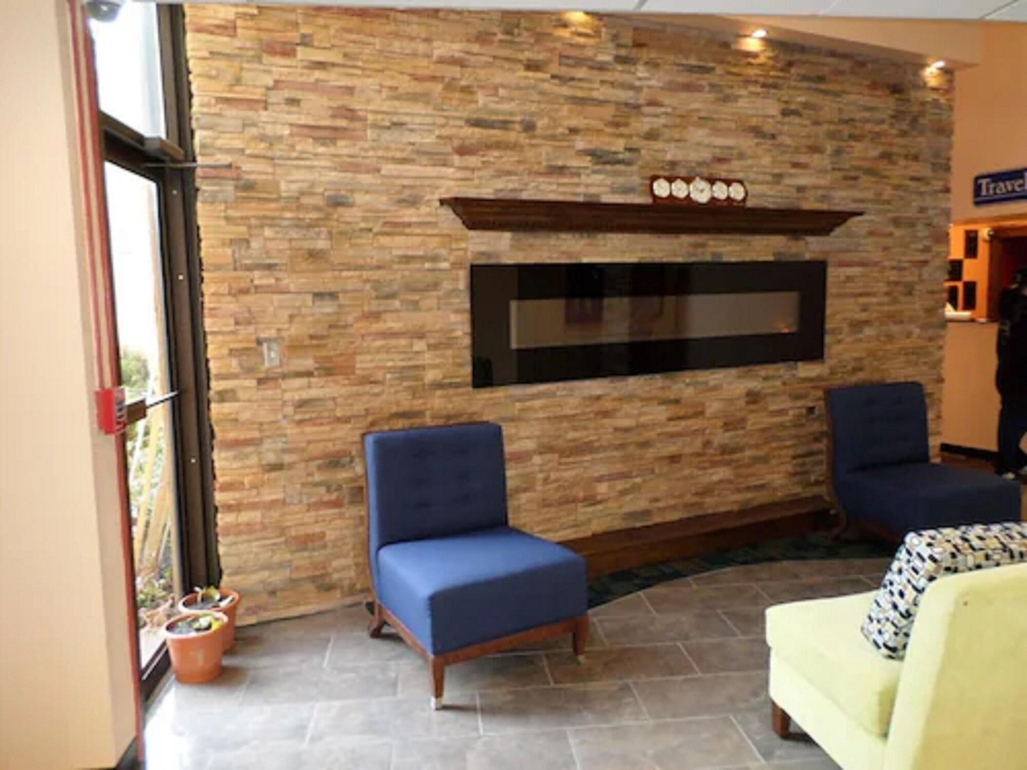 Vista Lobby Travelodge by Wyndham Cleveland Lakewood