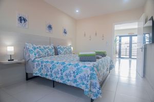 Renta temporal - Spacious 8-Bedroom, 8.5-Bath Pool Villa in the Heart of Palm Beach