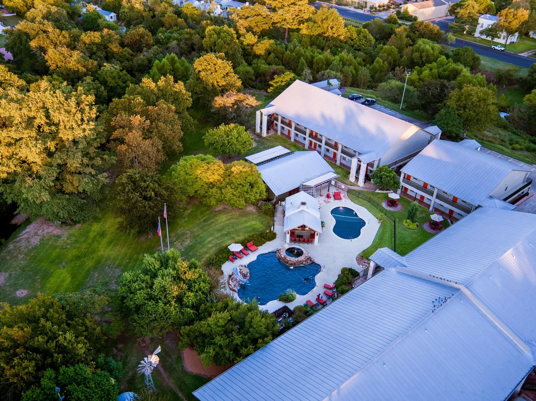 Vista Exterior Fredericksburg Inn & Suites