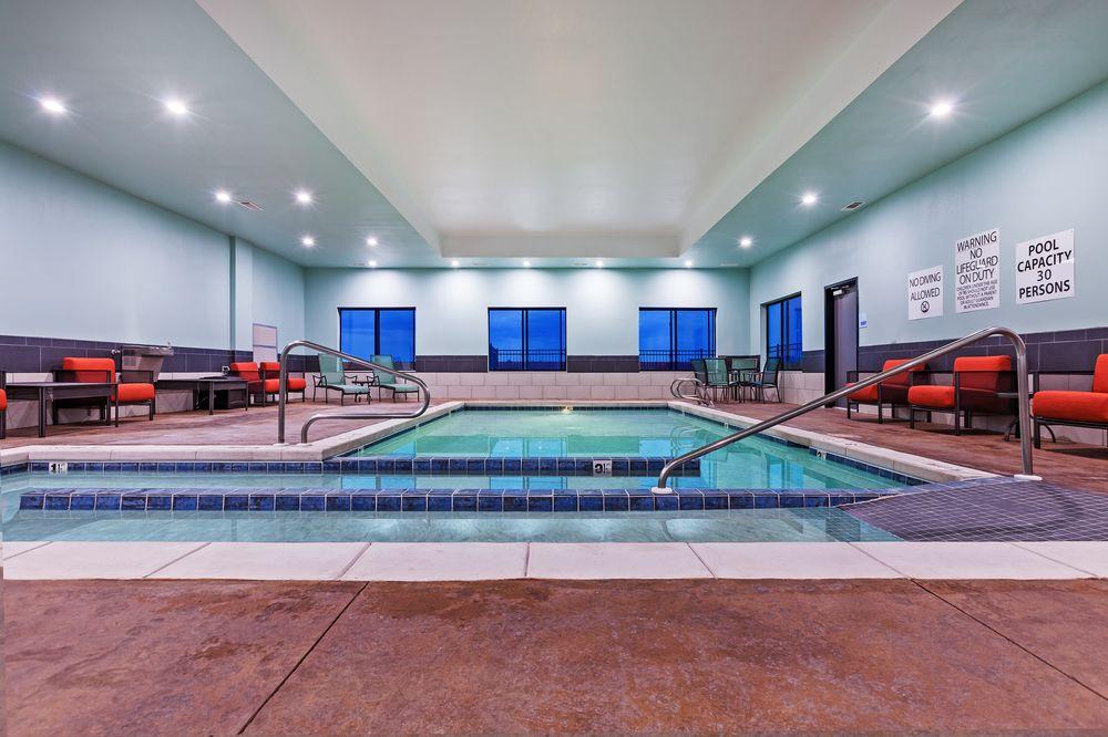 Vista Piscina Holiday Inn Express and Suites Perryton