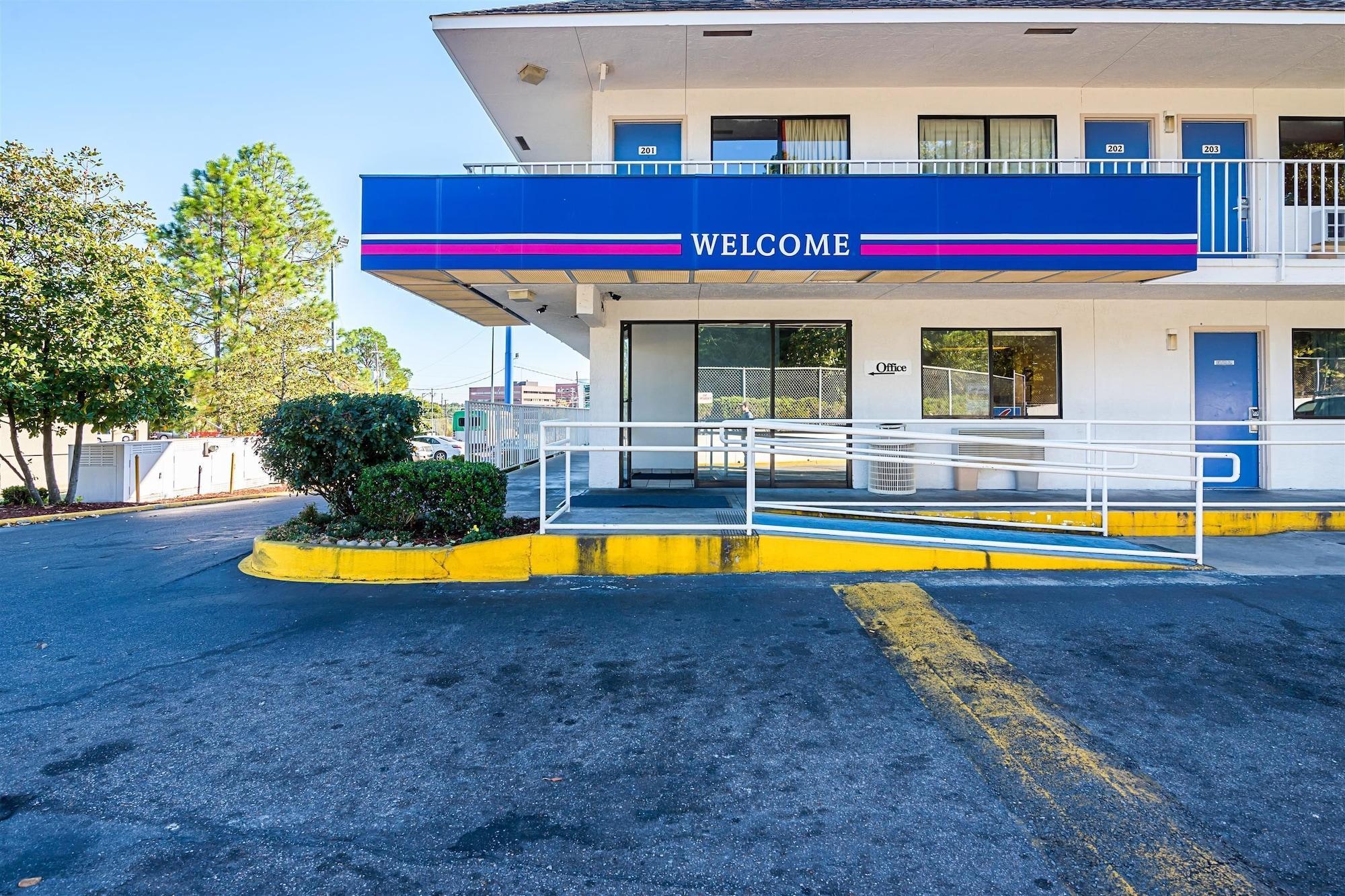 Vista Exterior Motel 6 Bessemer, AL - Birmingham