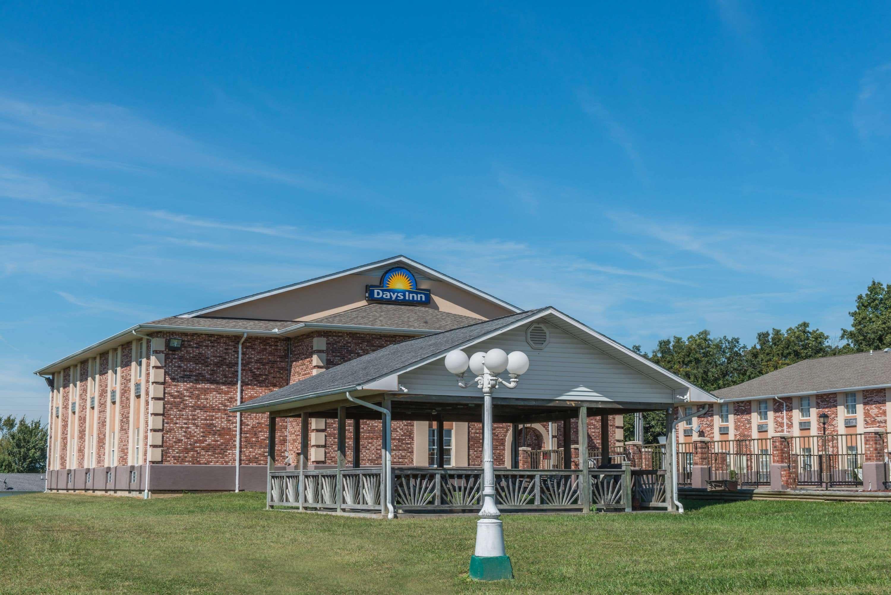 Vista Exterior Days Inn by Wyndham Perryville