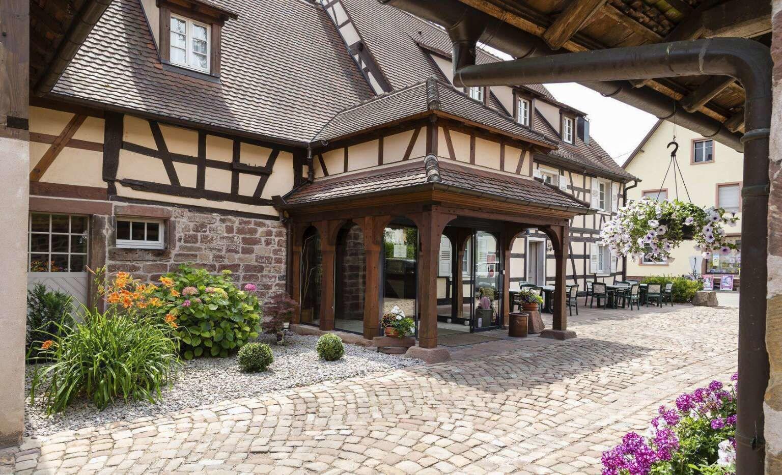 Vista Exterior Hotel Restaurant SPA Cheval Blanc Lembach