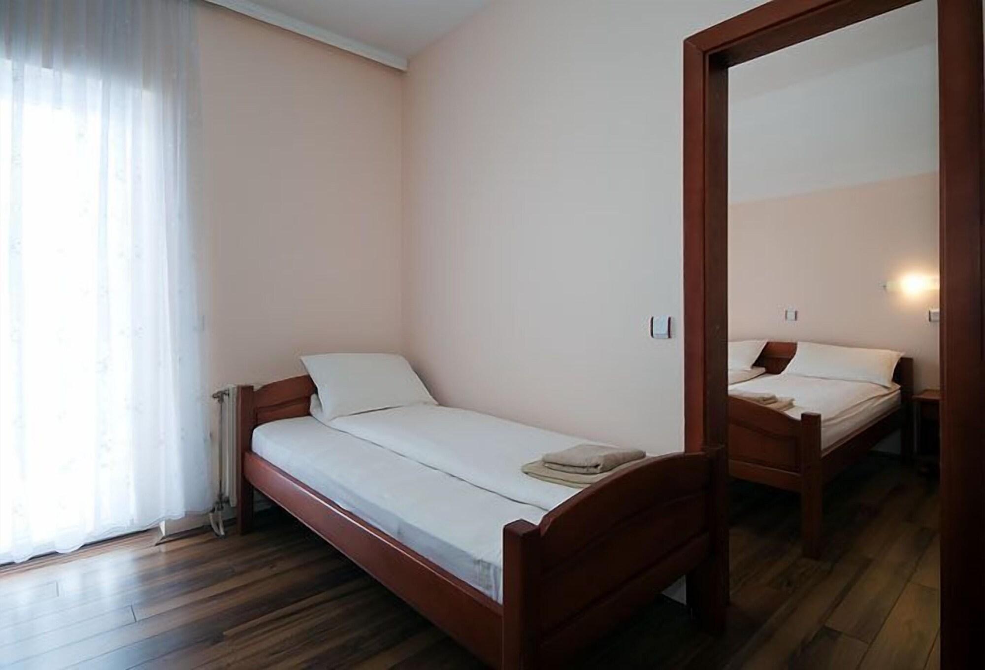 Varios Enigma Hotel