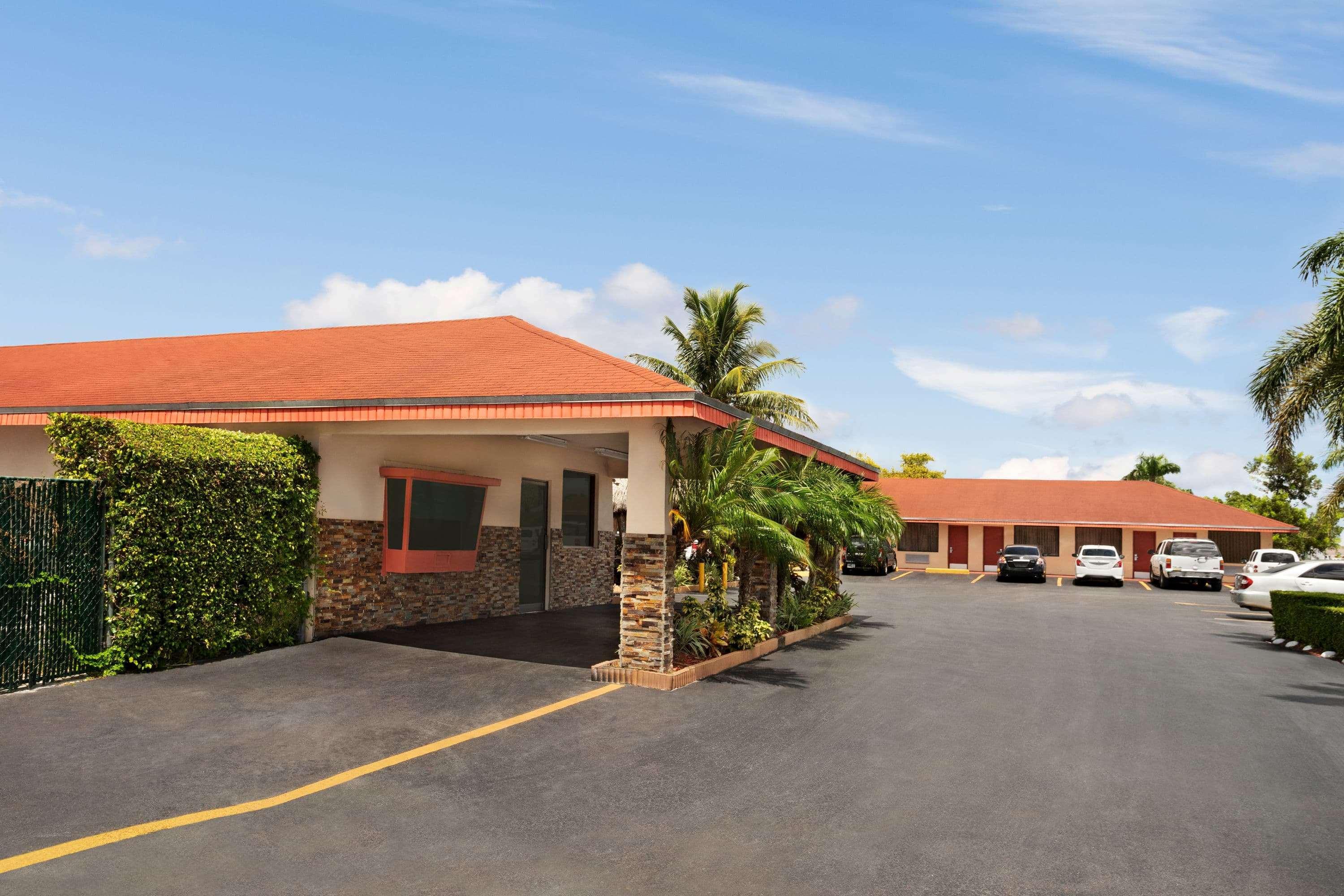 Vista Exterior Super 8 by Wyndham Florida City/Gateway to Keys/Everglades