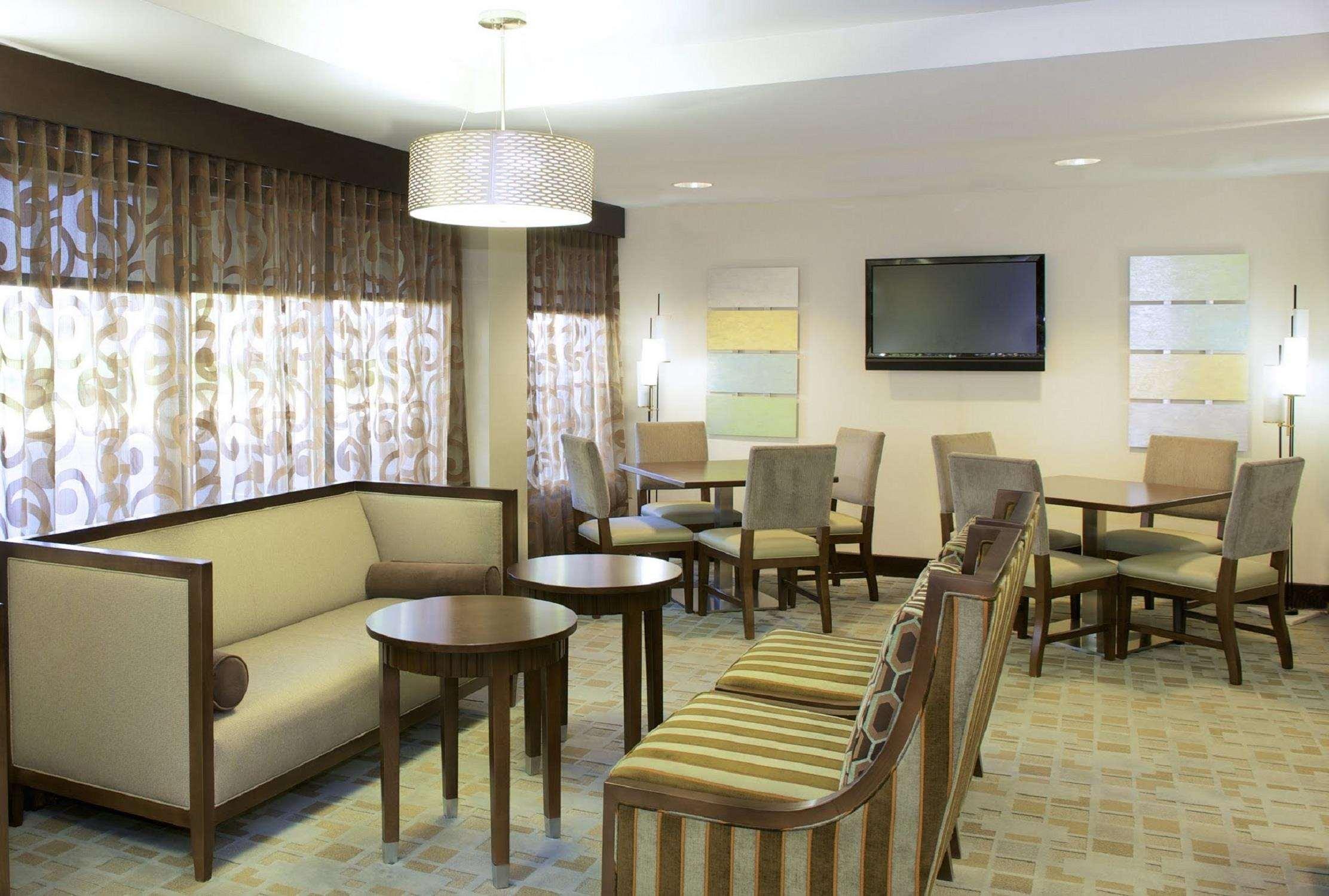 Vista Lobby Hampton Inn Lawrenceville