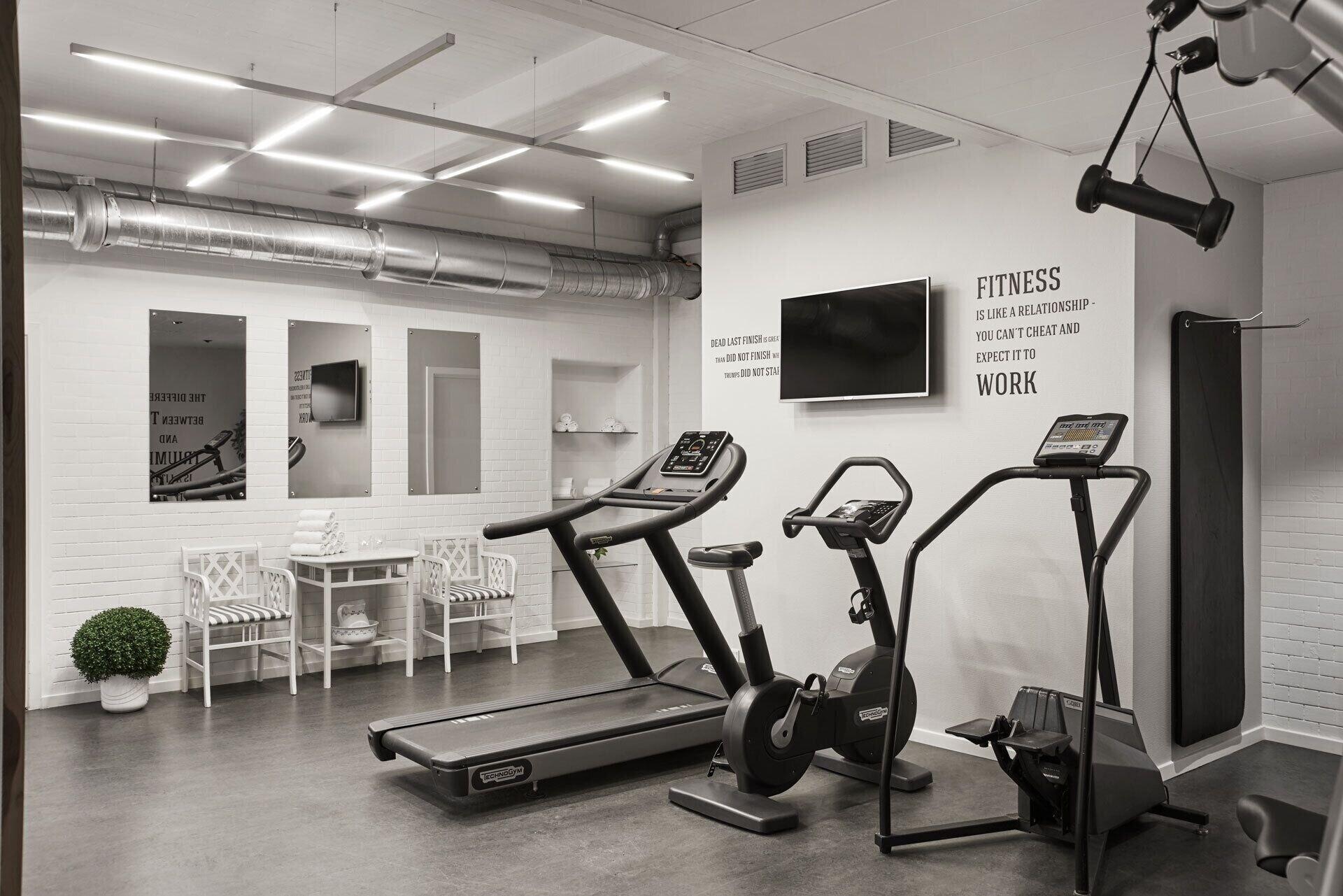 Gimnasio Hypernym Hotel & Suites