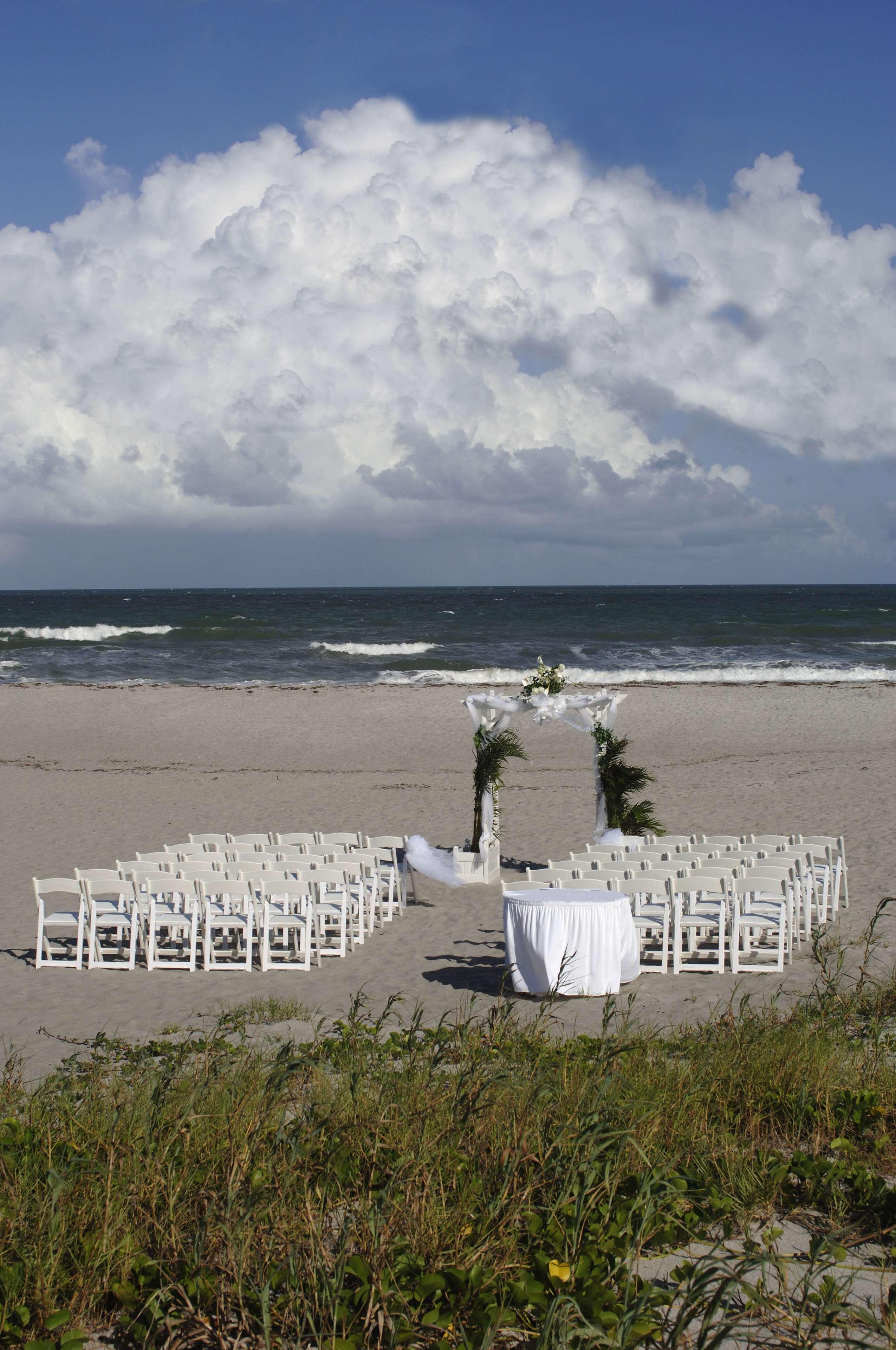 Vista Exterior Hilton Cocoa Beach Oceanfront