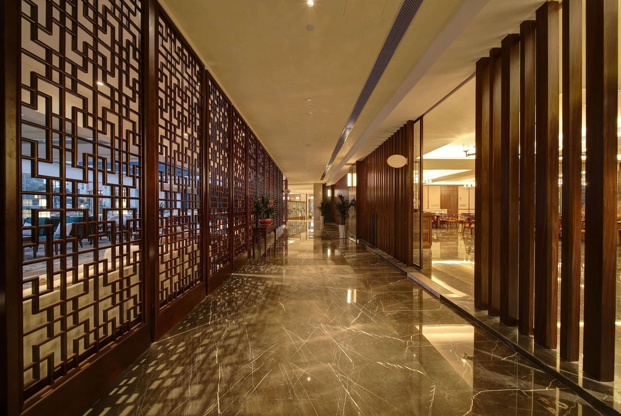 Vista Lobby Howard Johnson by Wyndham Yilin Hotel Guangan