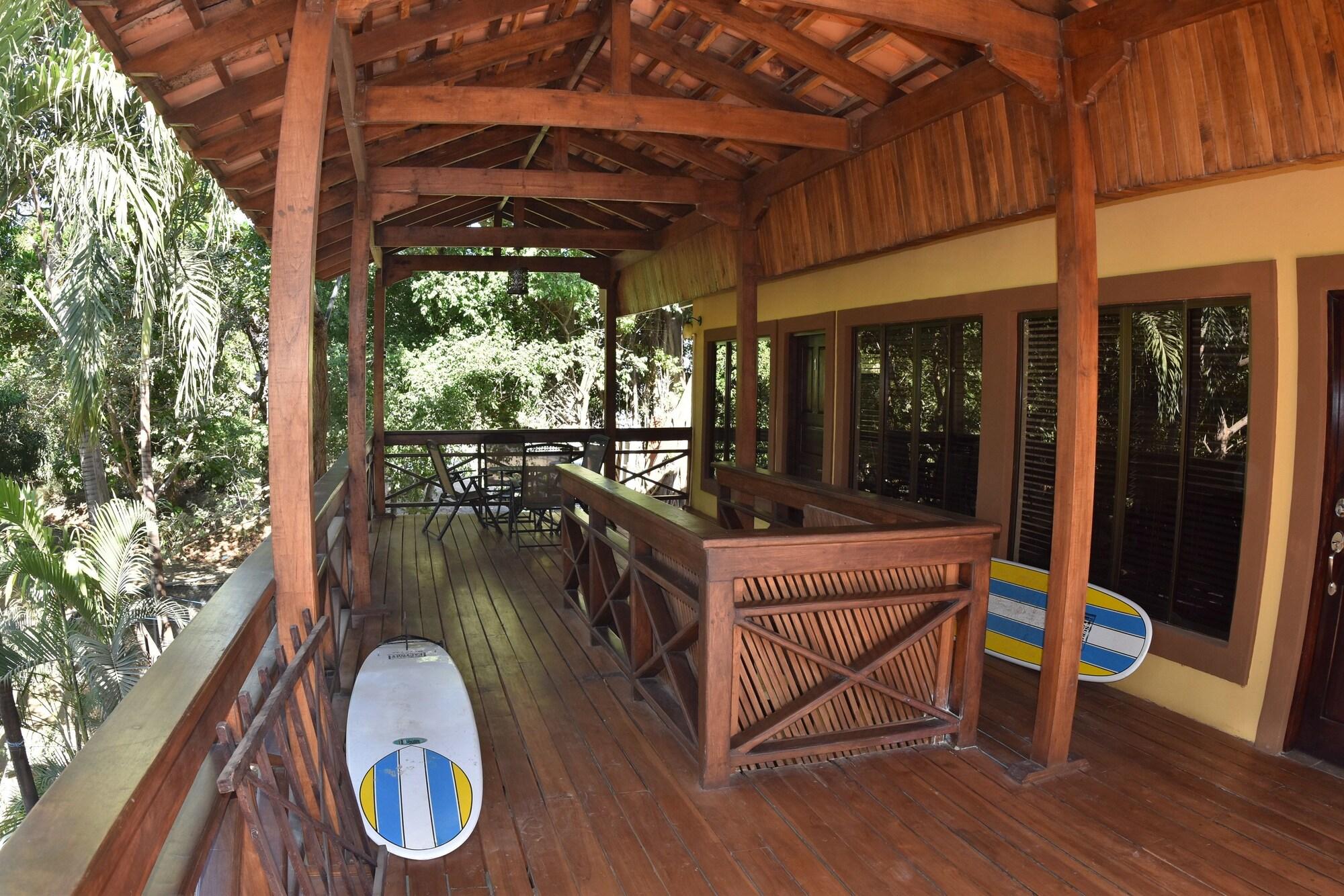 Vista Exterior Casa Aura Beachfront Premium Hostel