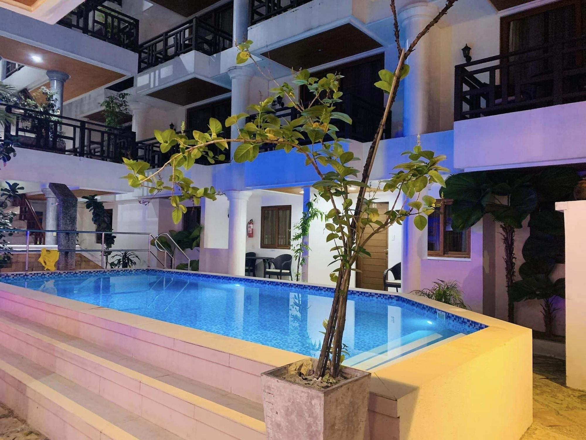Vista Piscina Giulius Boracay Italian Resort
