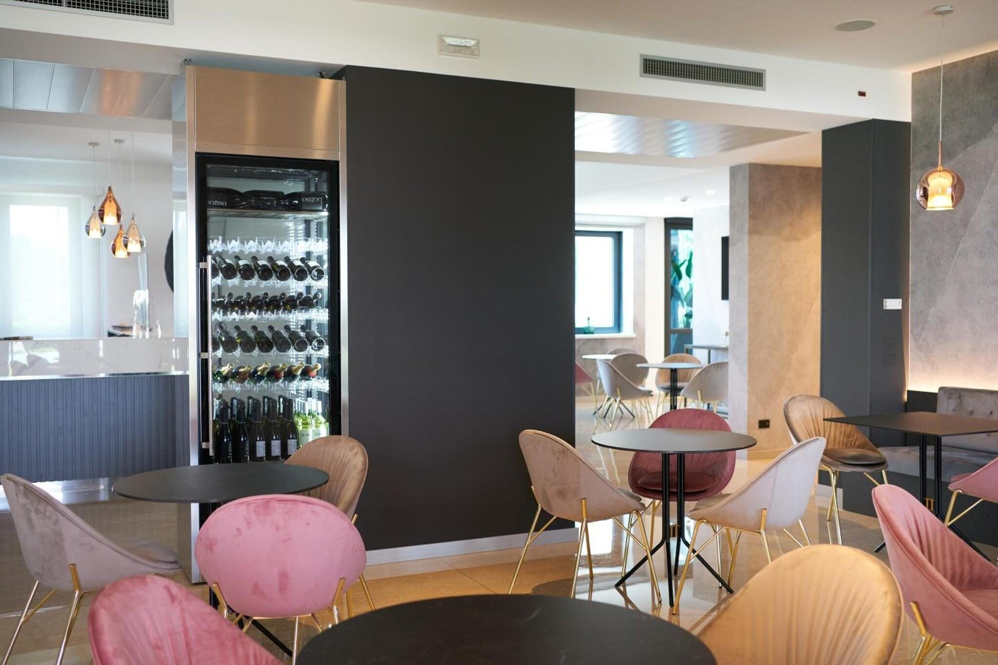 Bar/Salón Hotel Omnia