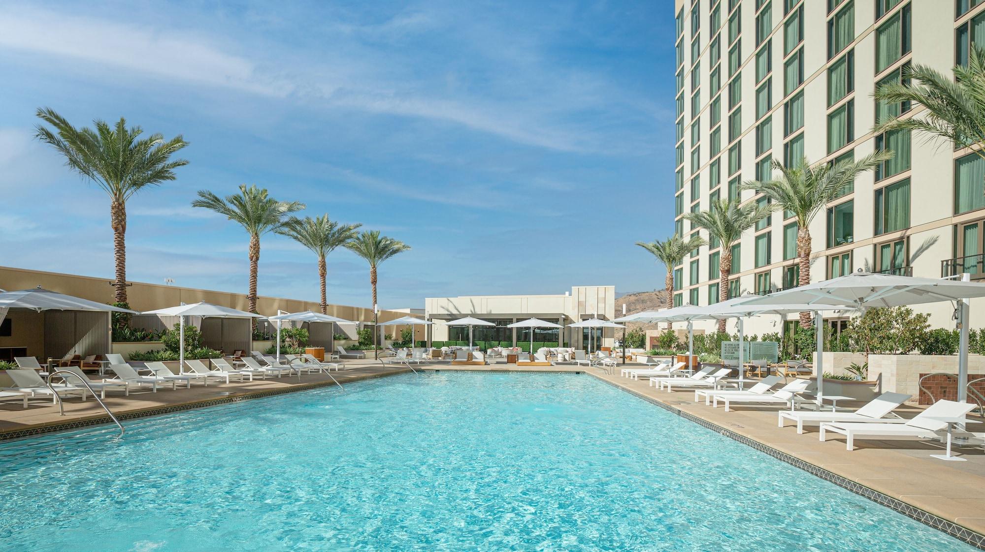 Vista Piscina Yaamava’ Resort & Casino at San Manuel