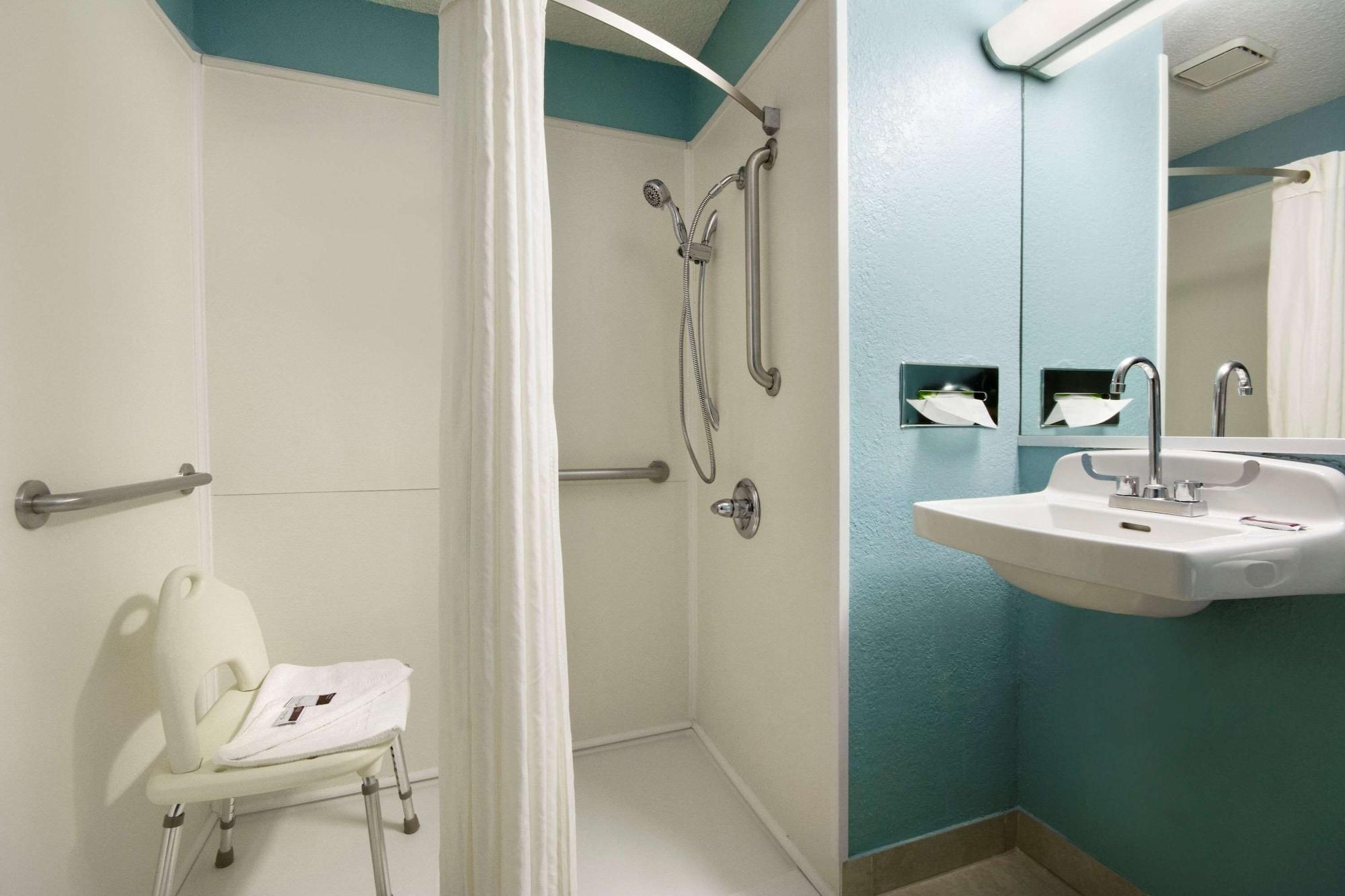 Equipamiento de Habitación Super 8 by Wyndham Charlotte University