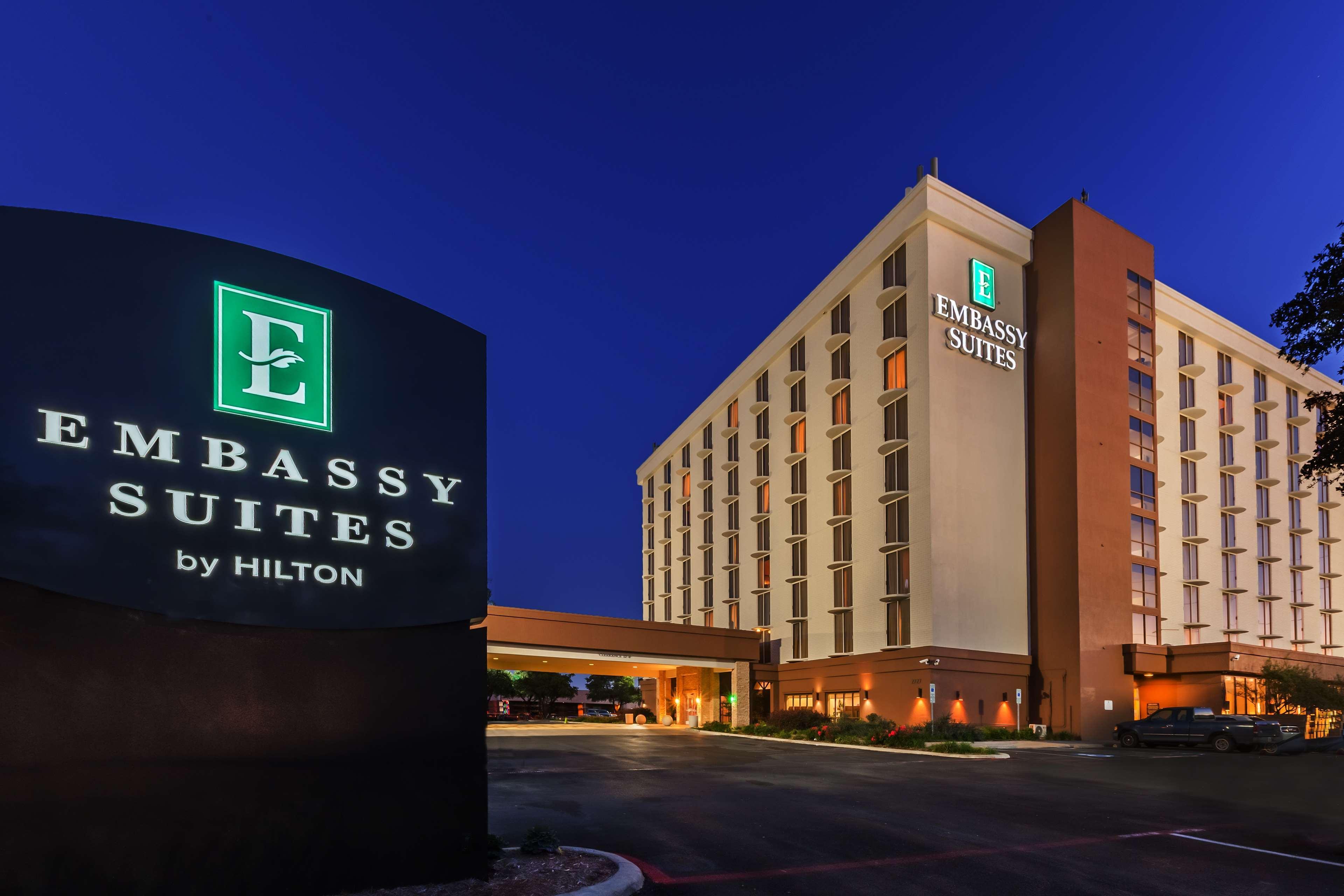 Vista Exterior Embassy Suites by Hilton Dallas Market Center