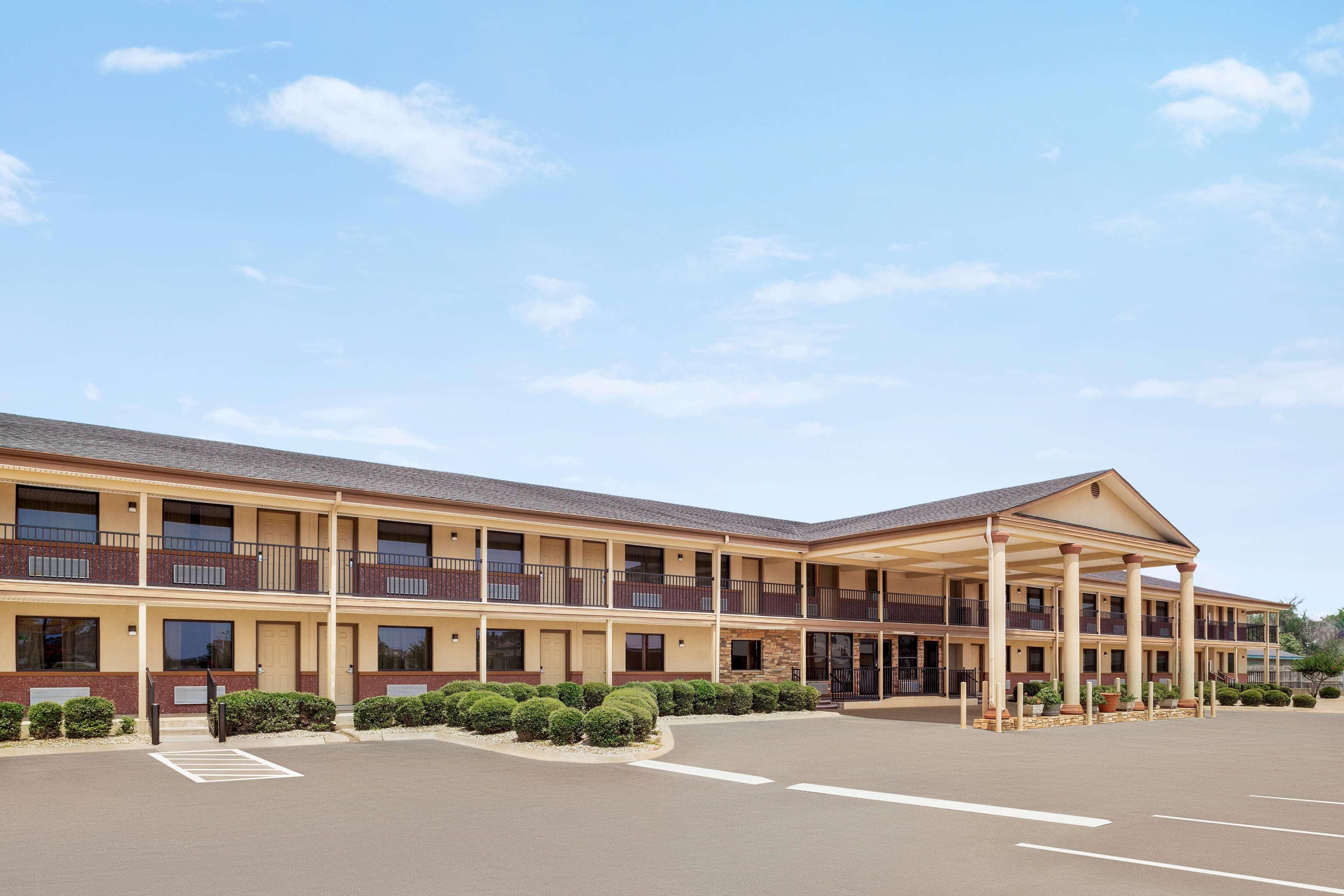 Vista Exterior Days Inn by Wyndham Paris