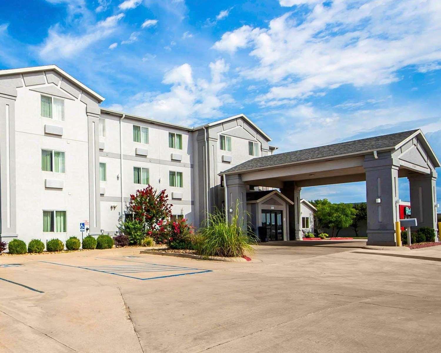 Vista Exterior Comfort Inn & Suites Ponca City near Marland Mansion