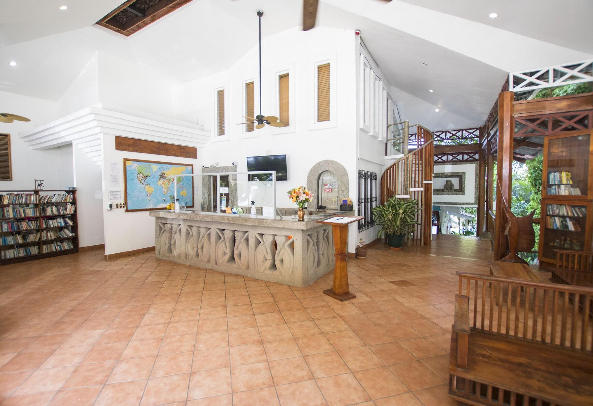 Vista Lobby Oceanfront Hotel Verde Mar direct access to the beach