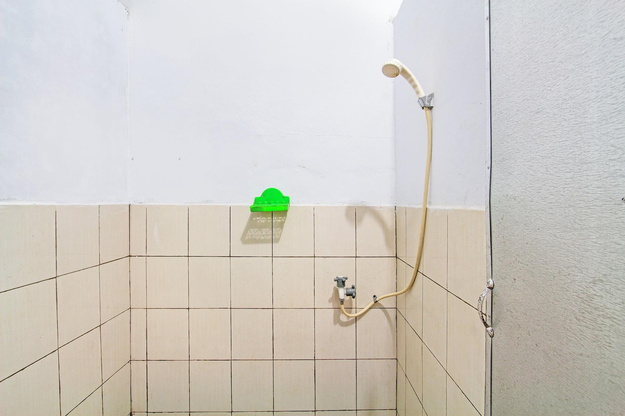 Equipamiento de Habitación SPOT ON 93592 Pondok Backpackers Ardafa JogjaNearBlue Lagoon Jogja