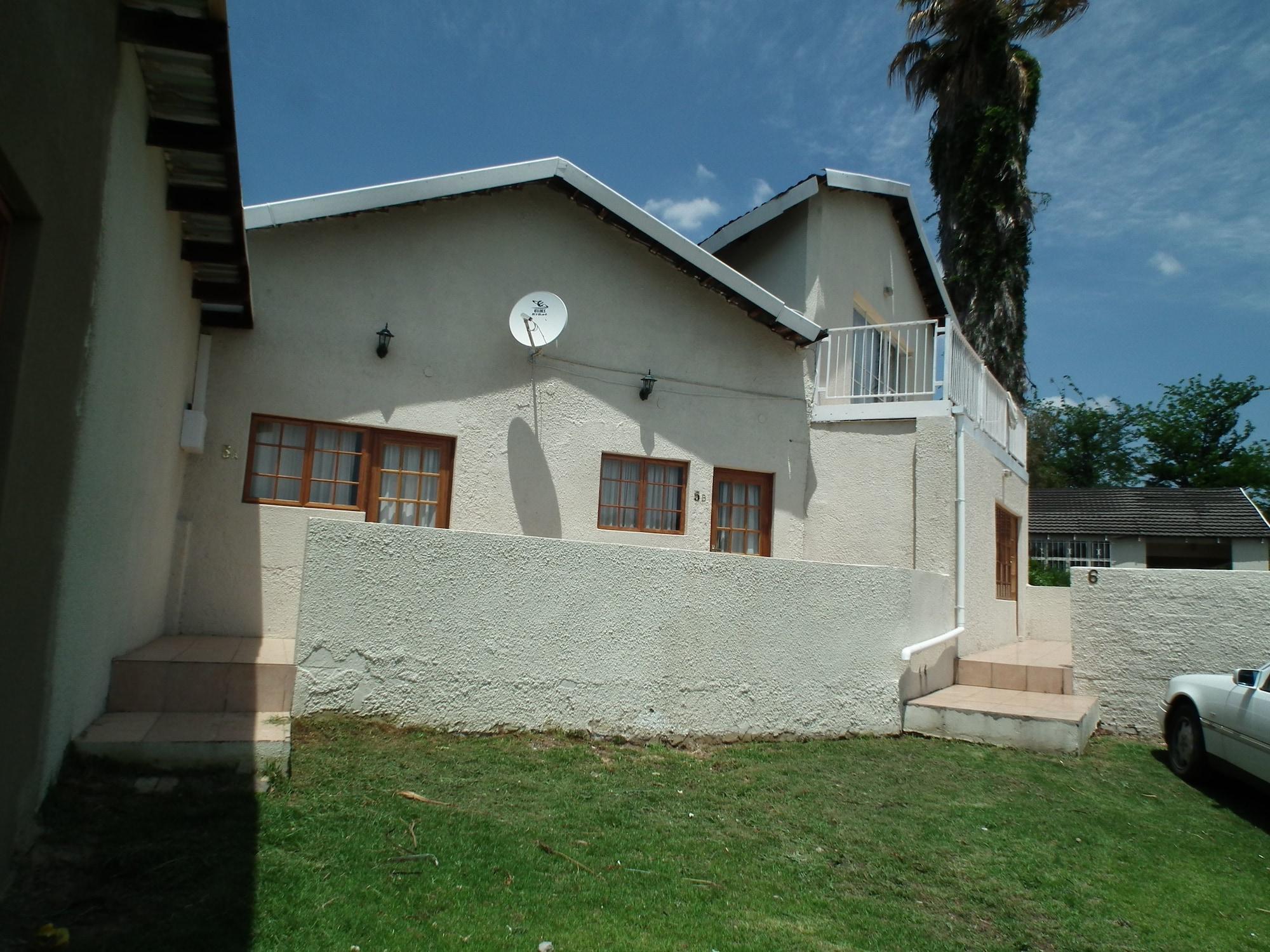 Vista Exterior Lanseria Country Estate