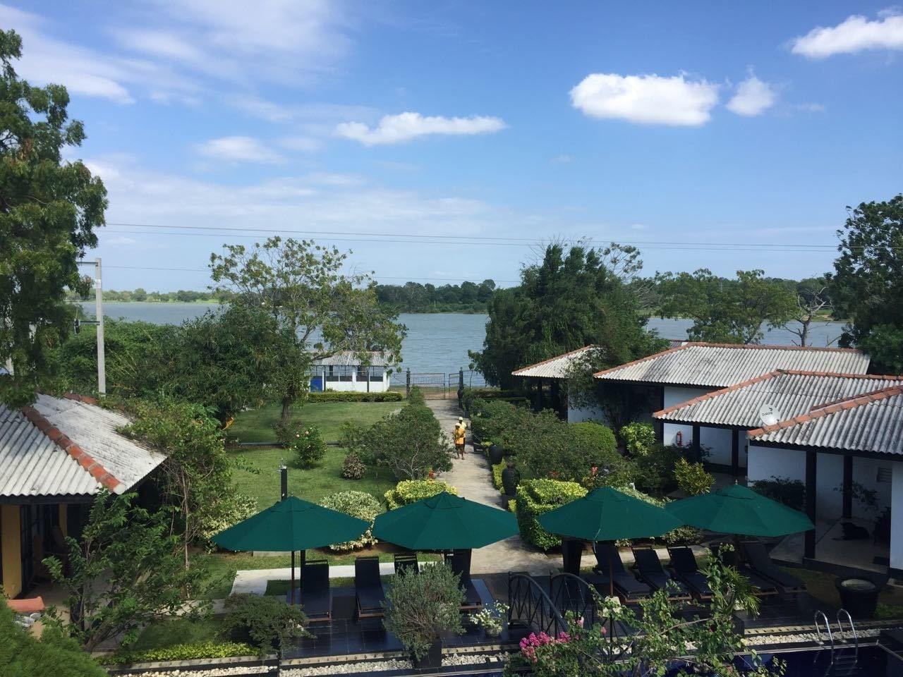 Vista Exterior Flower Garden Lake resort