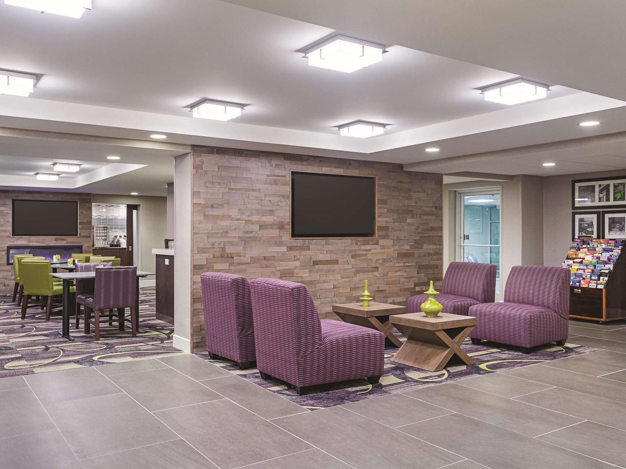 Vista Lobby La Quinta Inn & Suites by Wyndham Baltimore BWI Airport