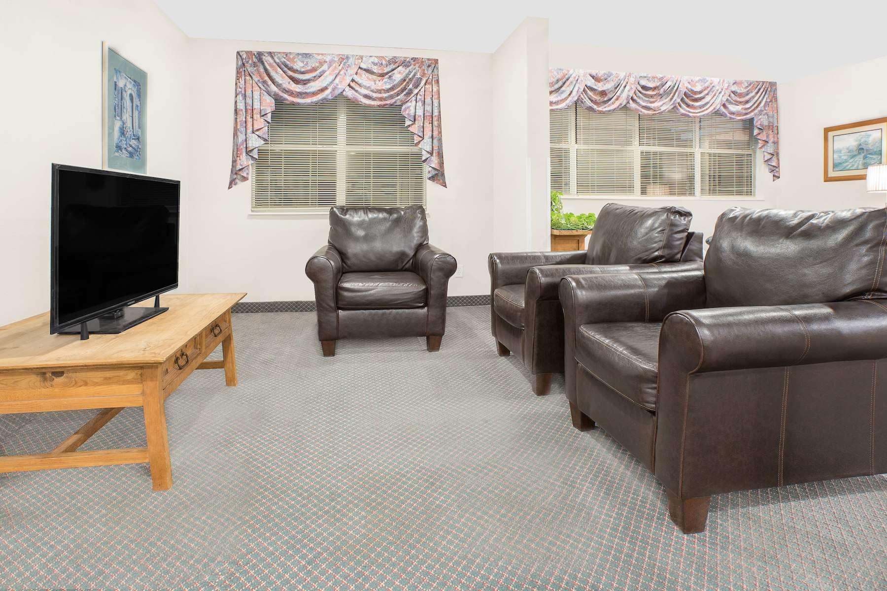 Vista Lobby Microtel Inn & Suites By Wyndham Broken Bow