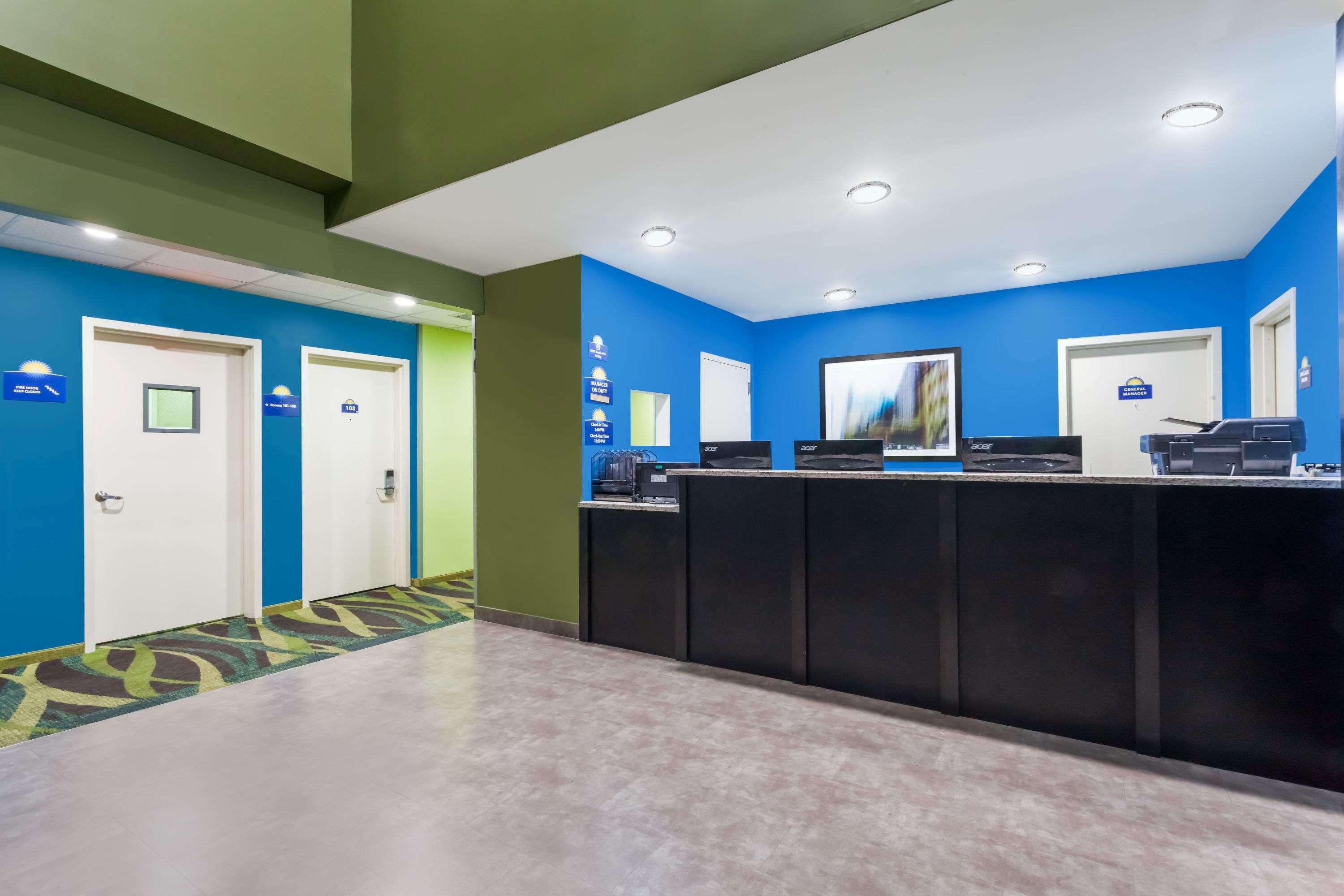 Vista Lobby Days Inn & Suites by Wyndham Jamaica JFK Airport