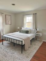 Alquiler Vacacional - Charming 3-bedroom house with fenced in dog yard and playground and hottube