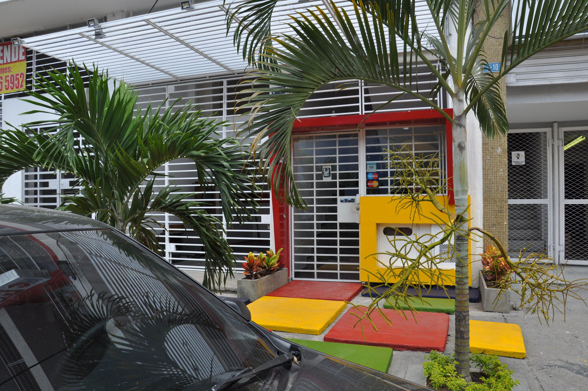 Vista da fachada Hotel Colours