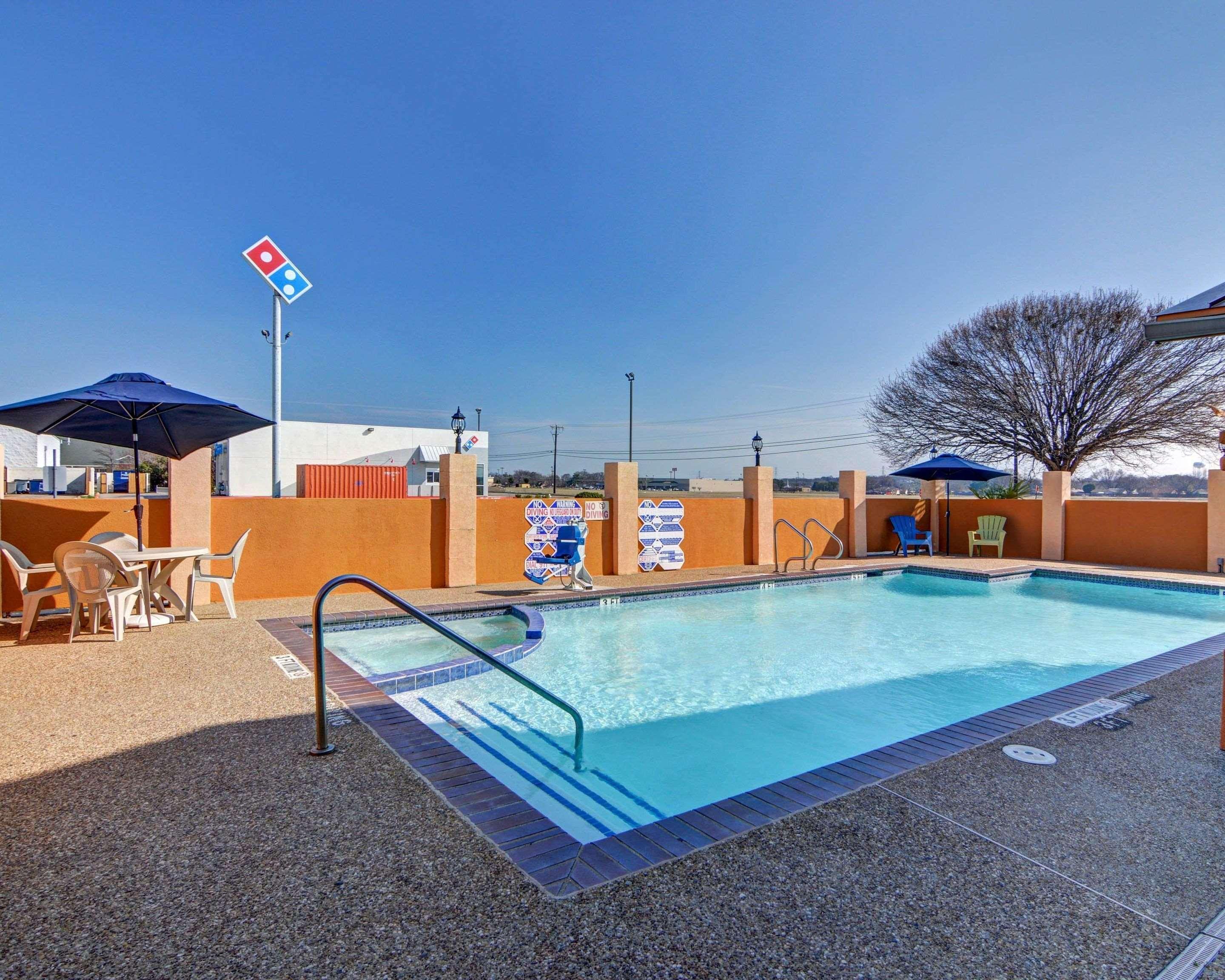 Vista Piscina Quality Inn Forest Hill - Fort Worth South