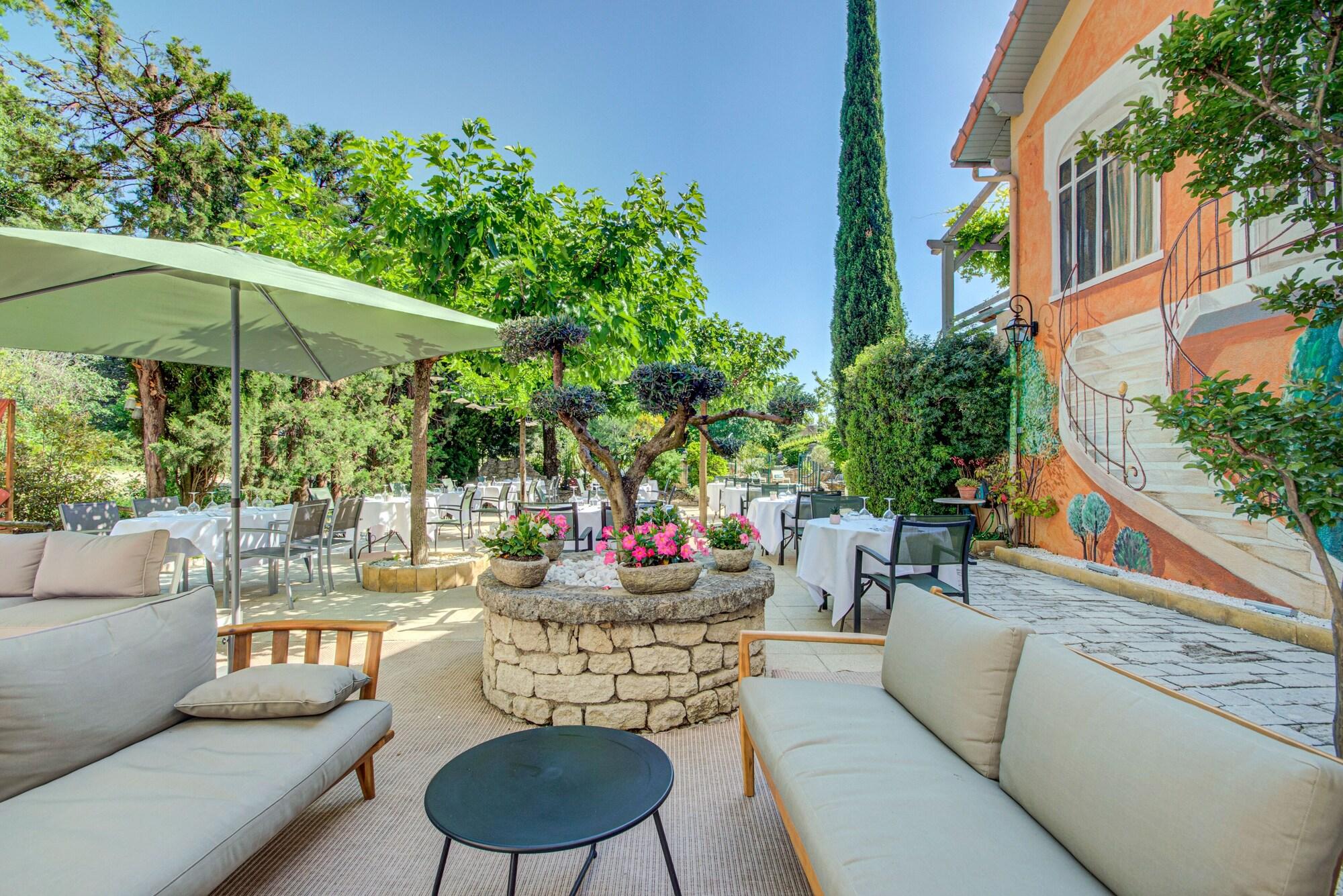 Vista Exterior Logis Hotel Le Blason de Provence