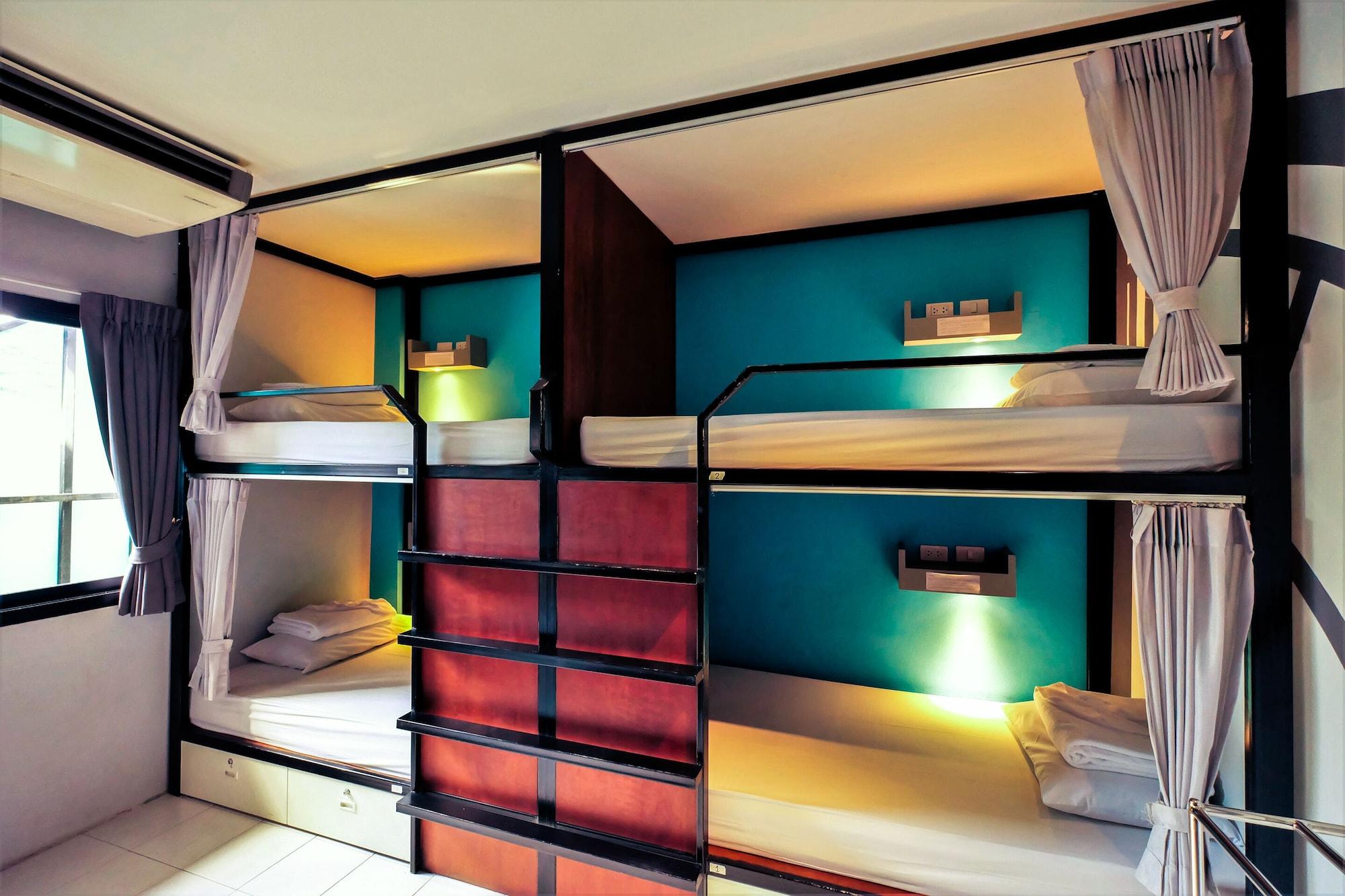 Varios OYO 501 At Night Hostel