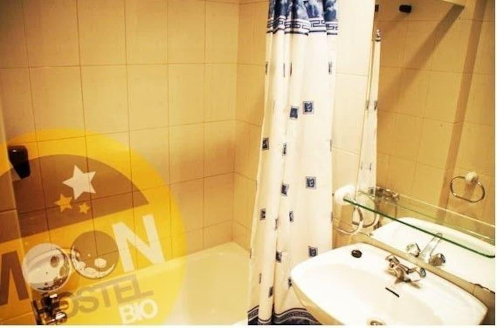 Baño Moon Hostel Bio