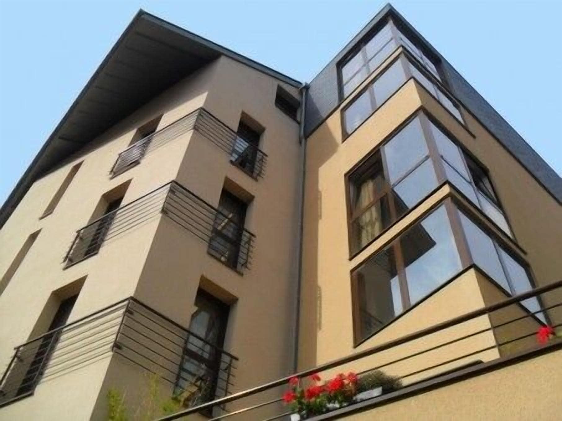 Varios L'Hôtel