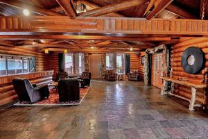 Alojamiento - Timber Moose: America's Biggest Log Cabin - 26,500 square feet, big indoor pool