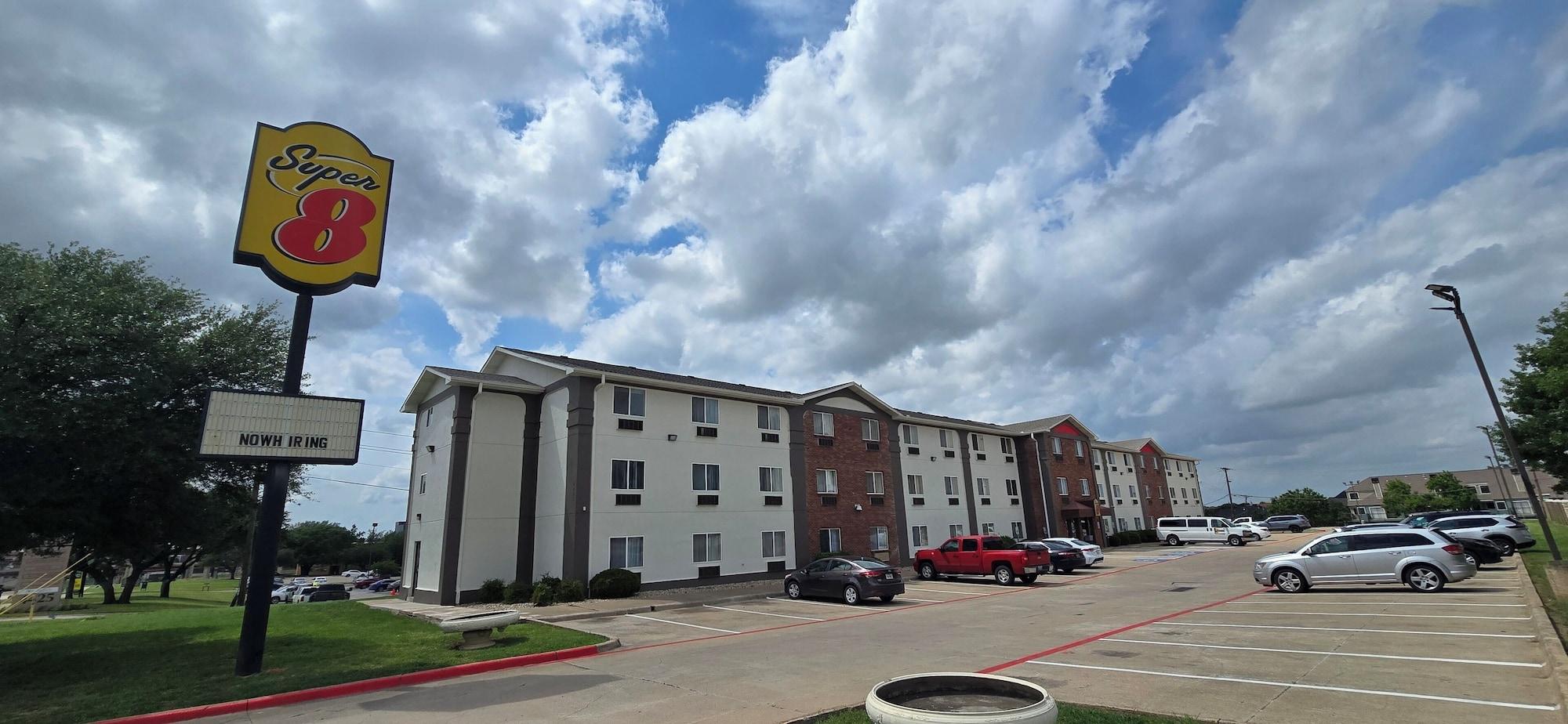 Varios Super 8 by Wyndham Irving DFW Airport/South