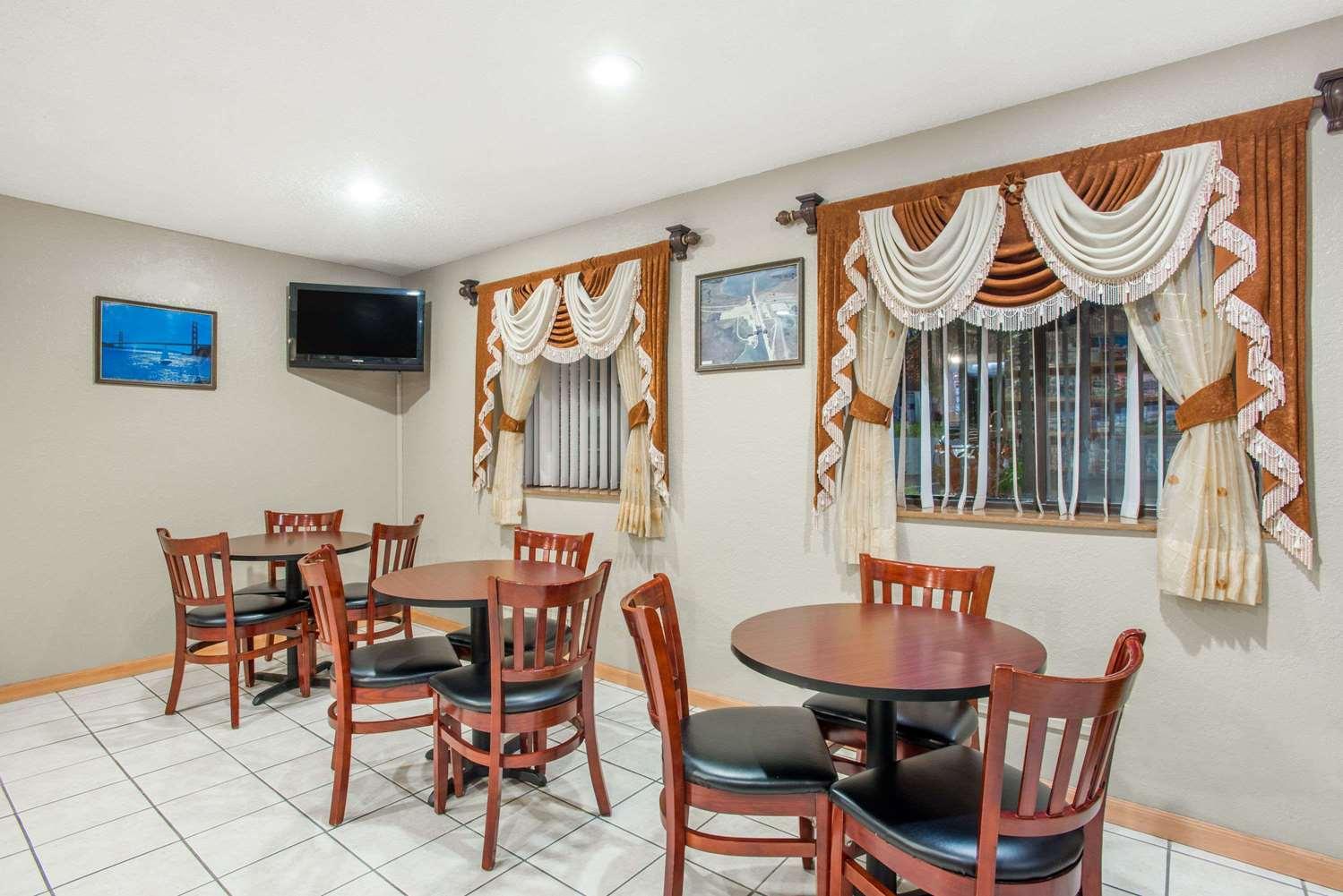 Restaurant Super 8 by Wyndham Massena NY