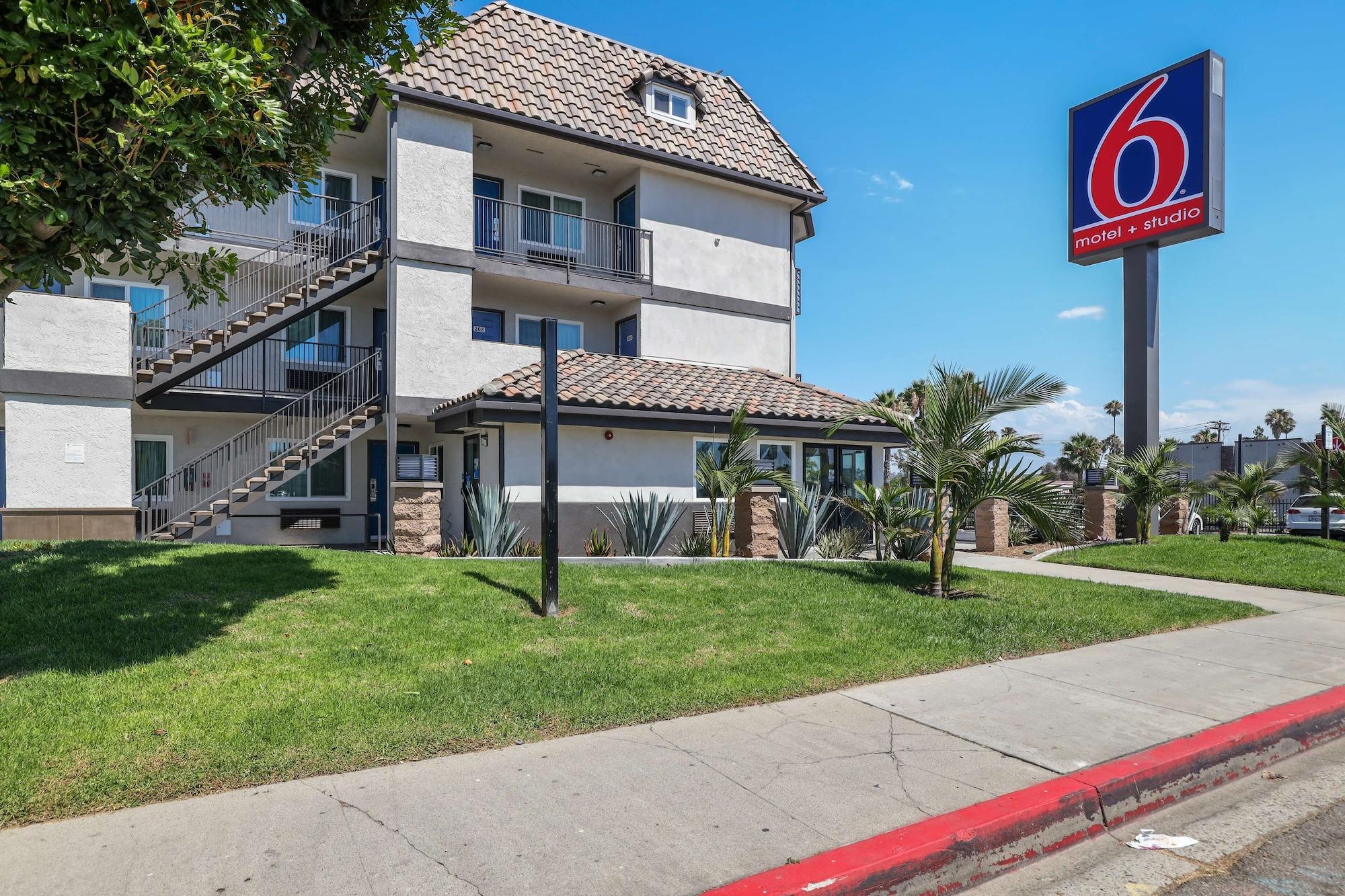 Varios Studio 6 Suites Escondido, CA