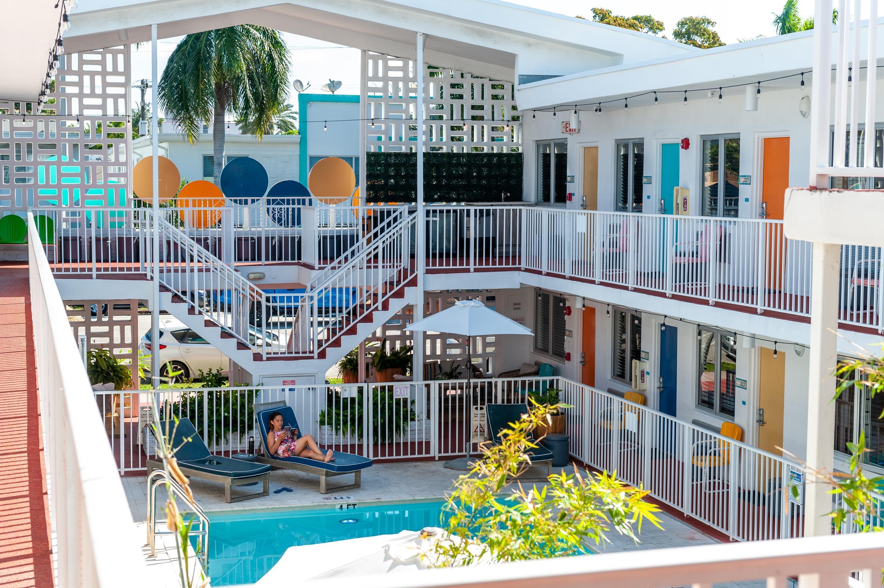 Vista Piscina Waterside Hotel and Suites