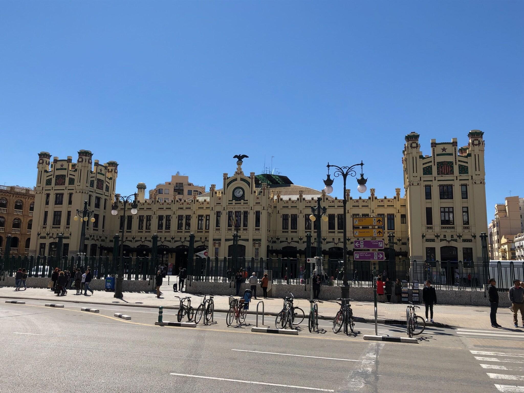 Vista Exterior Flats Friends Plaza de la Reina