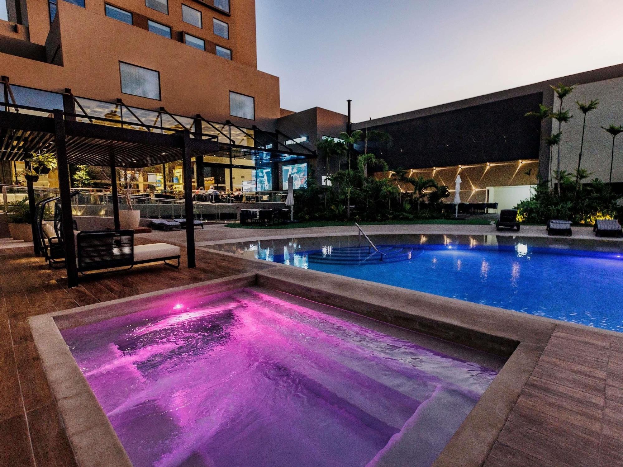 Vista Piscina Novotel Santa Cruz De La Sierra