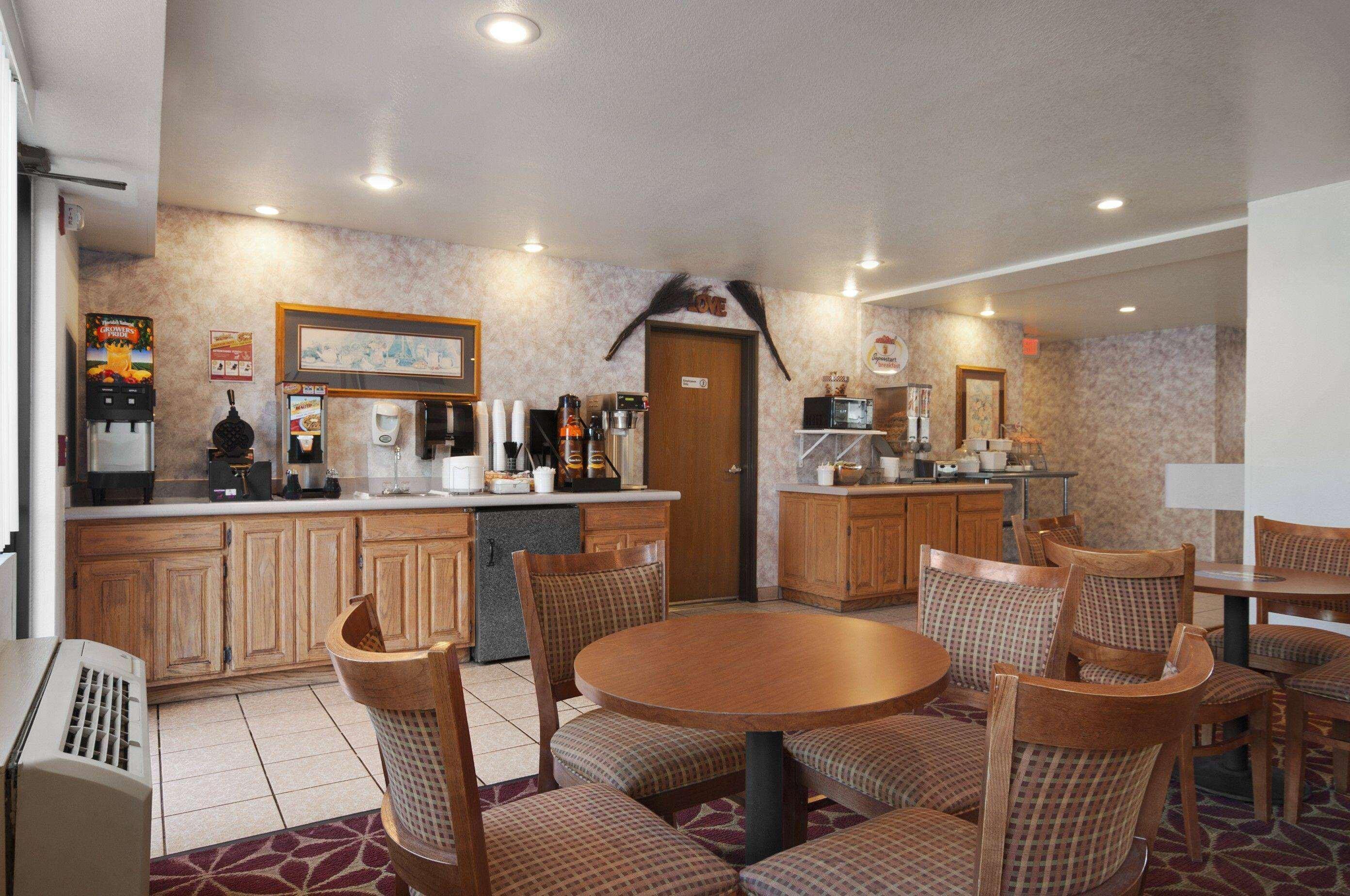 Restaurant Super 8 by Wyndham Austin North/University Area