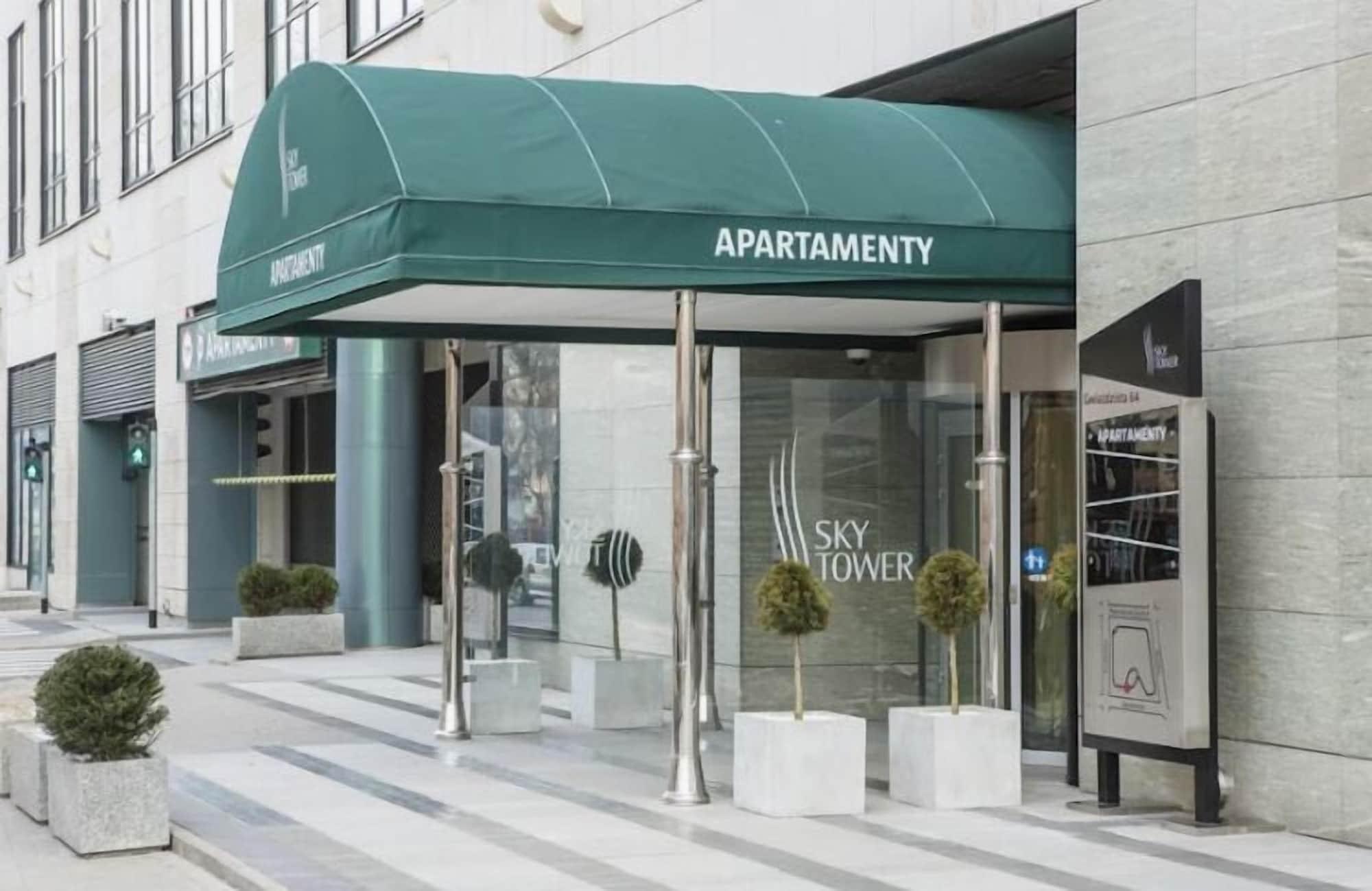 Vista Lobby Apartments in Sky Tower with Bathtub near the window