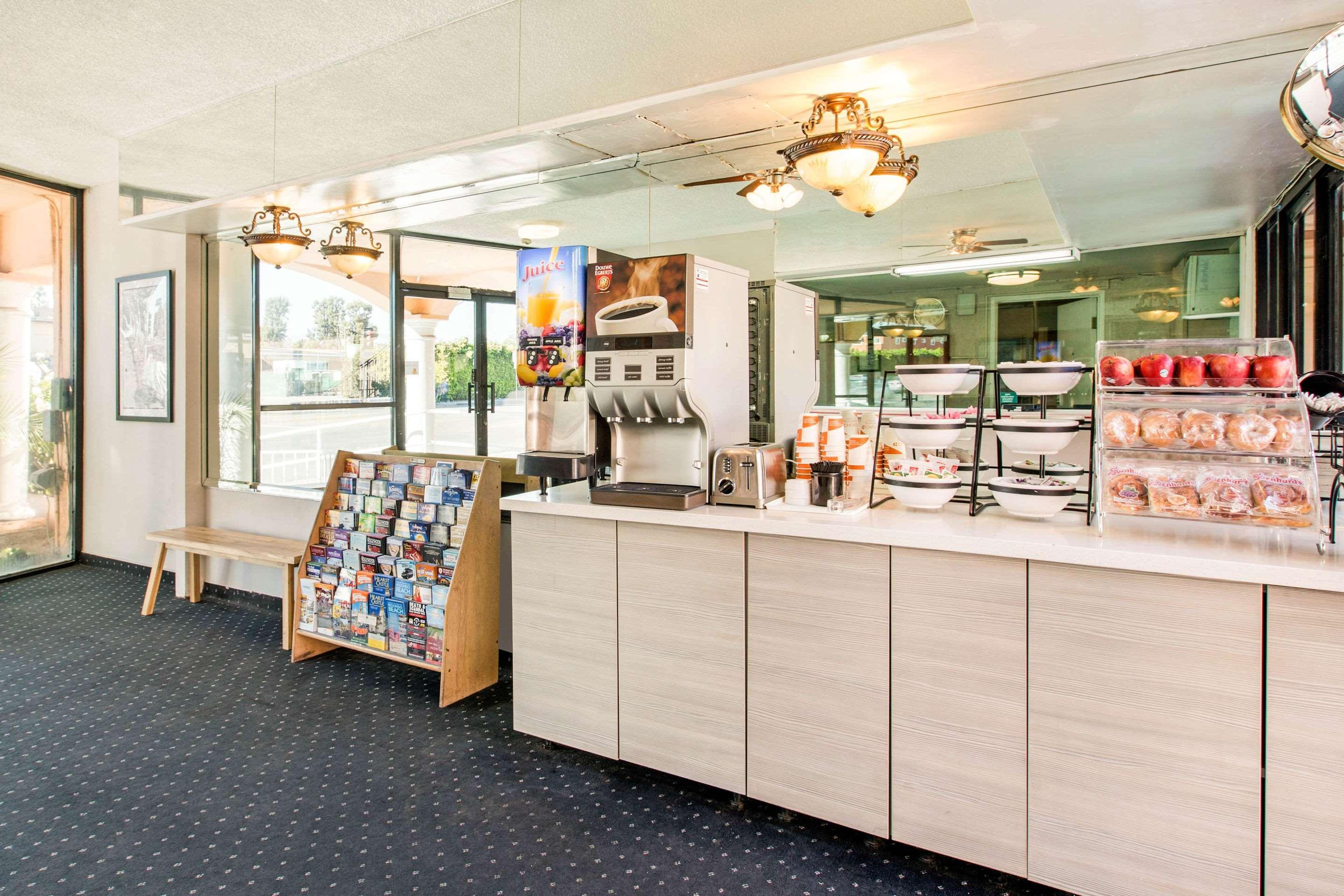 Restaurant Rodeway Inn near Melrose Ave