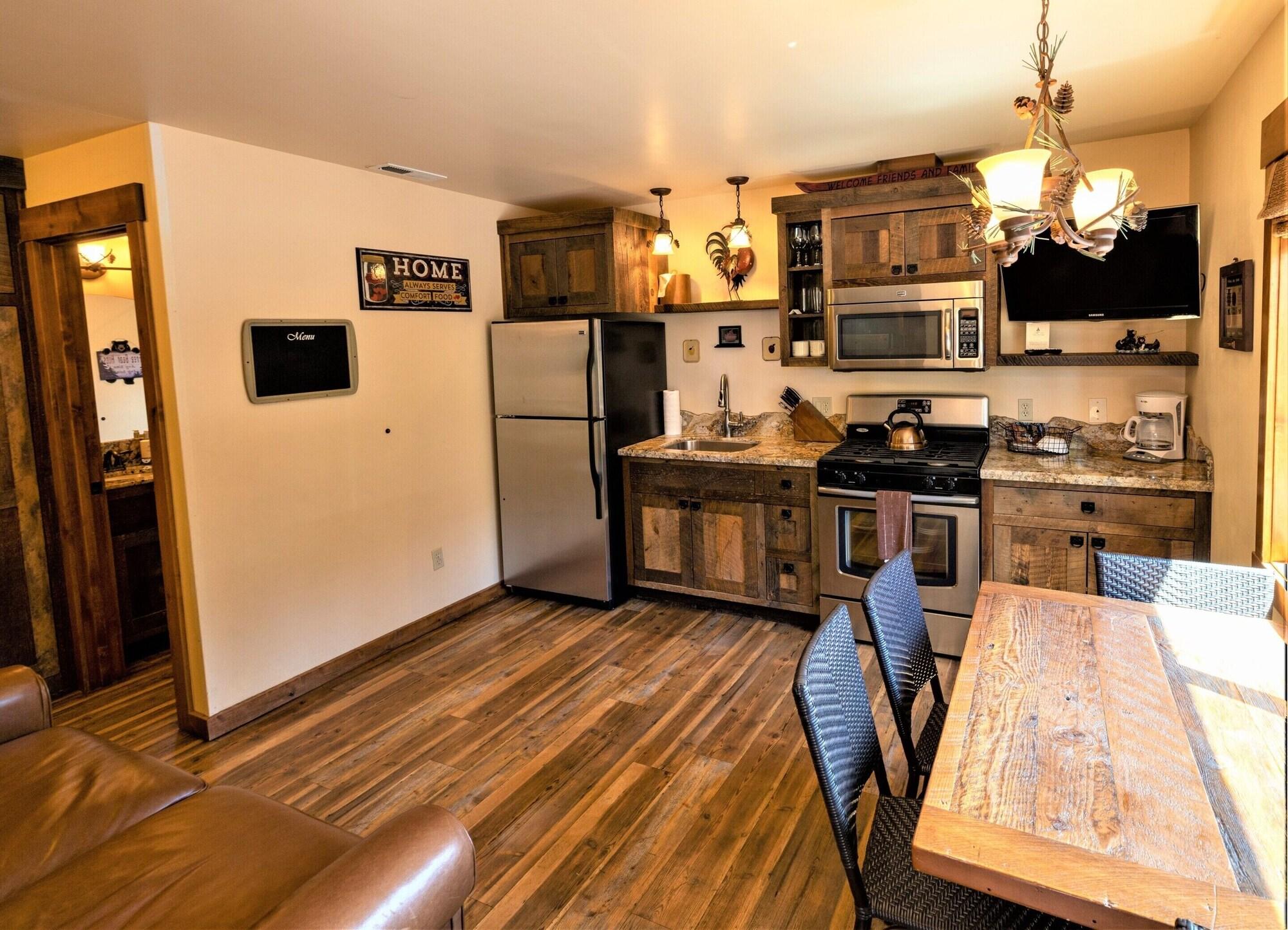 Varios Cedar Glen Lodge