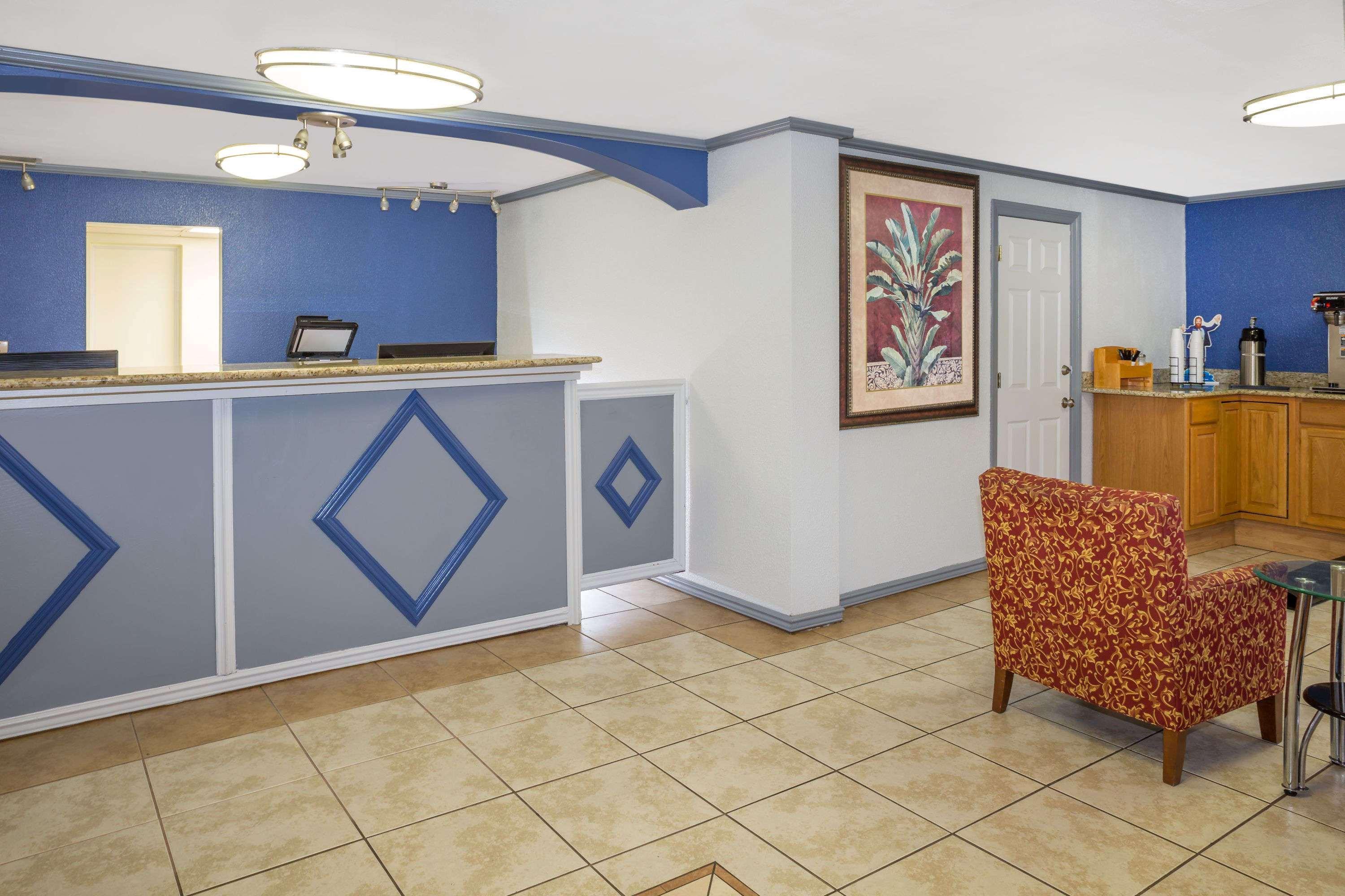 Vista Lobby Travelodge by Wyndham Fort Myers North