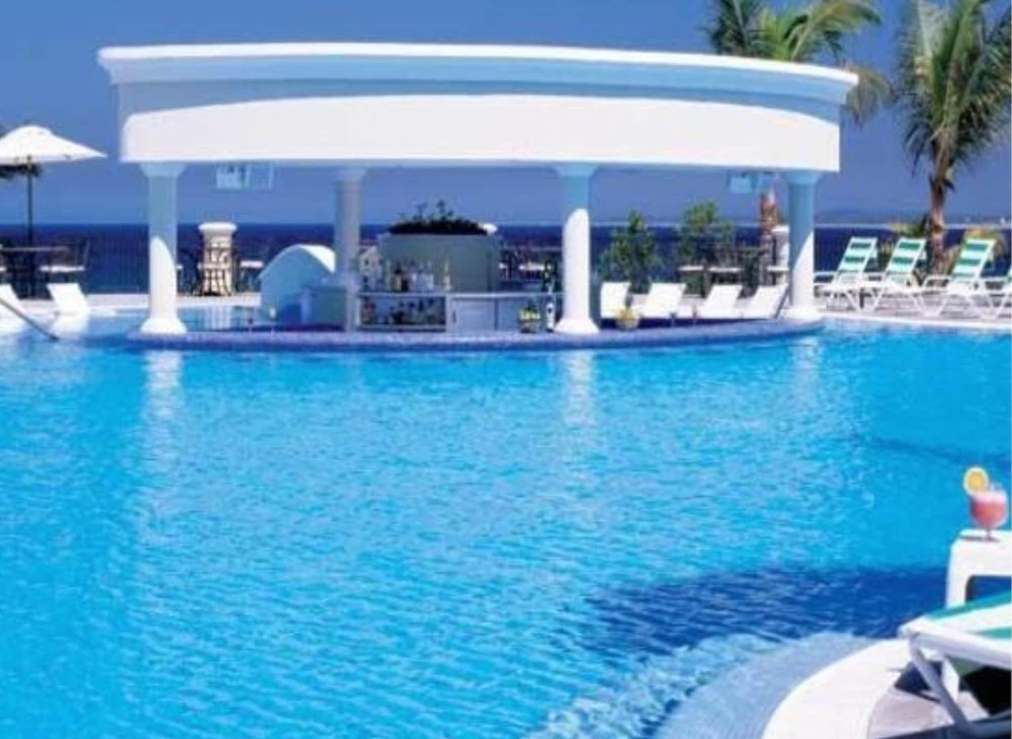 Vista Piscina Condo EM