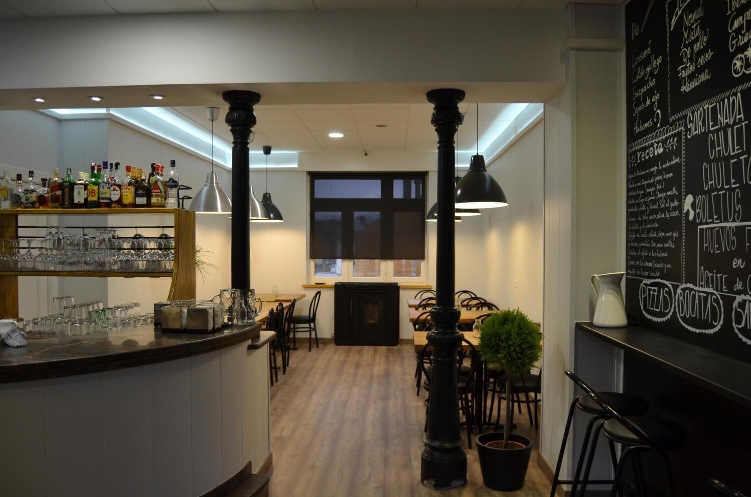 Bar/Salón Hostal Carlos V