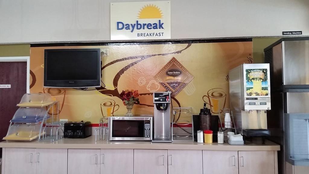 Restaurant Days Inn by Wyndham Buena Park